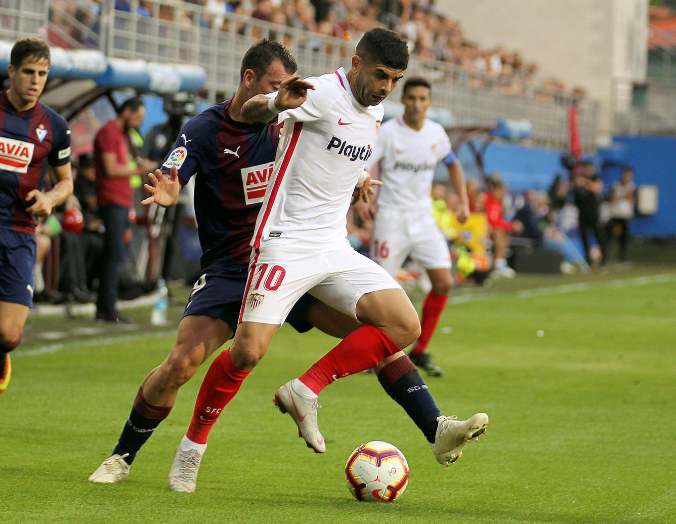 Banega controla el balón en el partido liguero del Sevilla contra el Eibar.