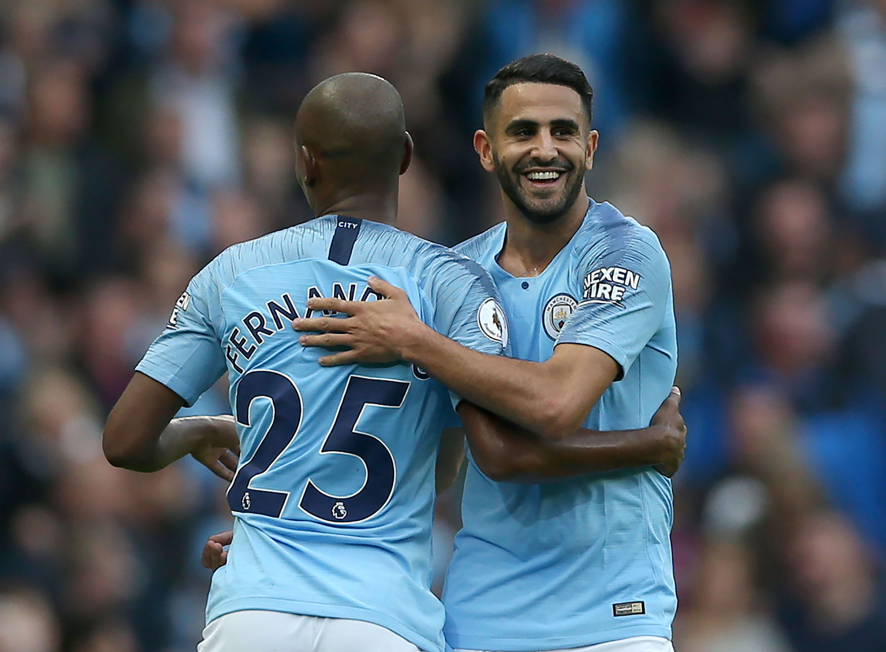 El City, a evitar otro tropiezo en Ucrania 1 Mahrez celebra un gol con Fernandinho.