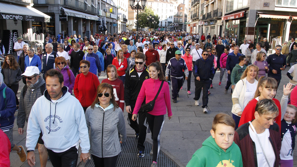 Numeroso grupo de participantes de la 37 marcha de Apadefim a su paso por la Avenida del Acueducto.