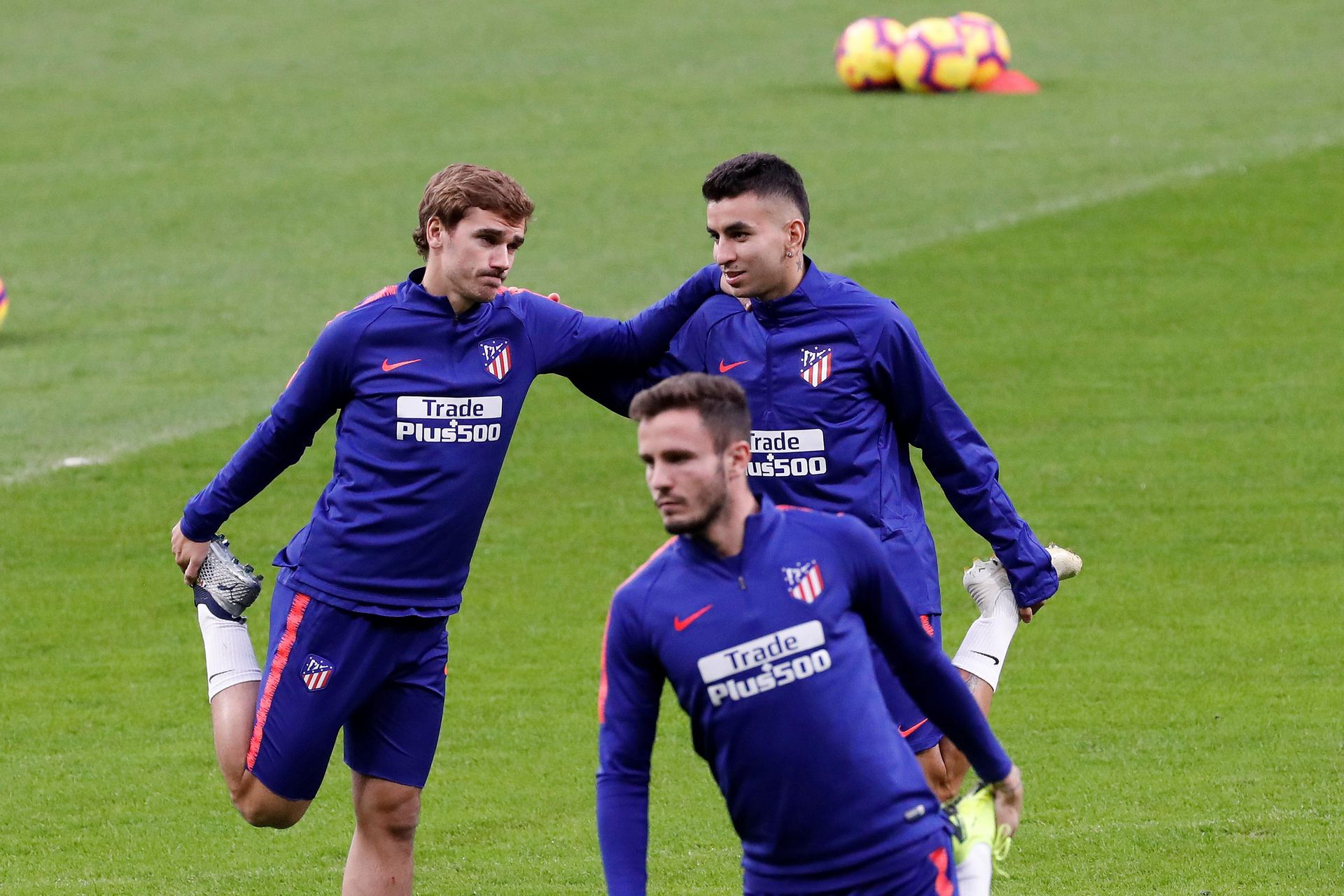 Los jugadores del Atlético de Madrid realizan varios ejercicios durante el entrenamiento previo al partido de Liga.