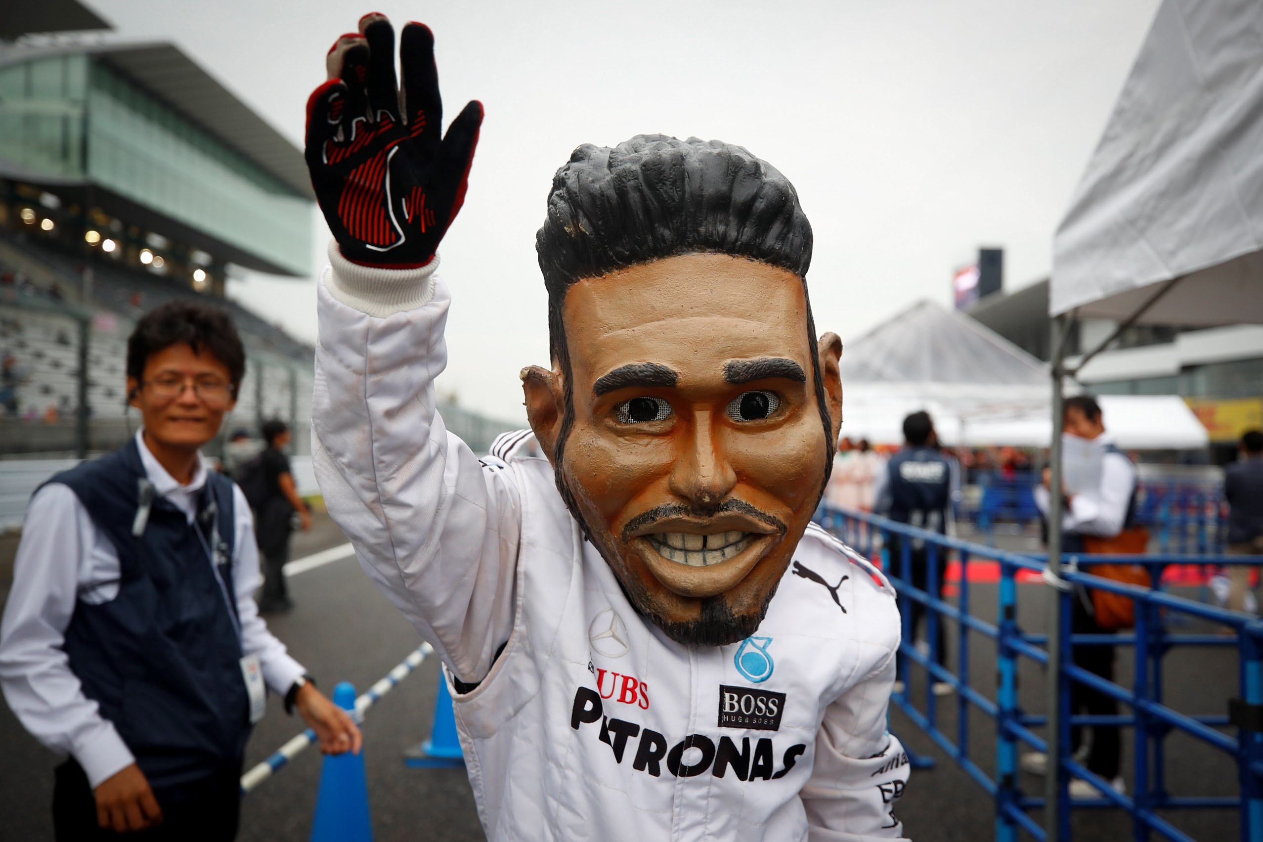 Un aficionado japonés disfrazado de Lewis Hamilton en Suzuka.