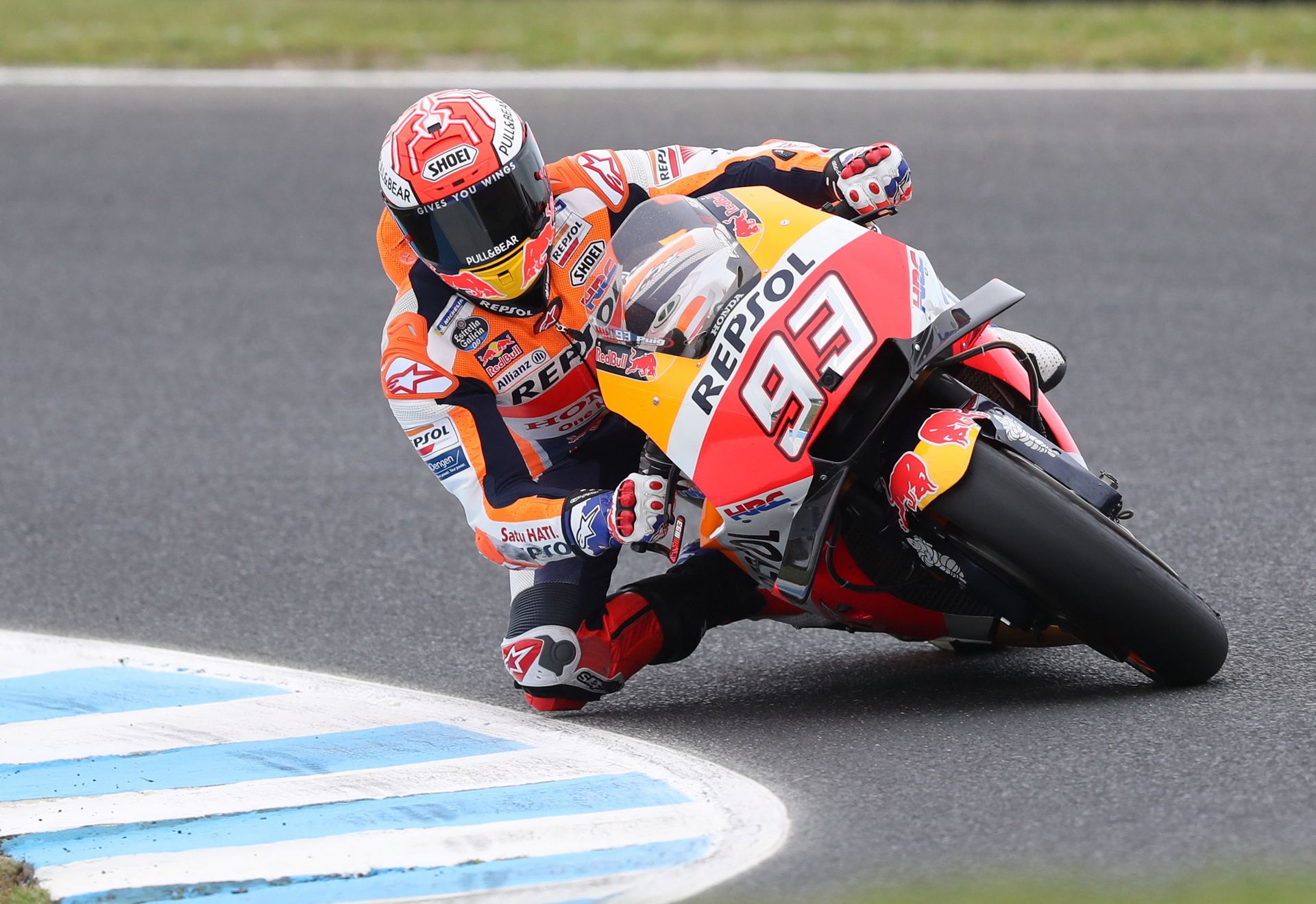 Marc Márquez no se relaja y consigue la pole en Phillip Island 1 El piloto de Repsol Honda Marc Márquez con esta pole se ha garantizado el título de mejor clasificador.