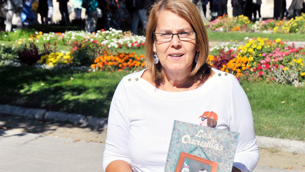 La escritora y poetisa segoviana, Marisa Alonso Santamaría, con su nueva obra ‘Los Cucusillas’.