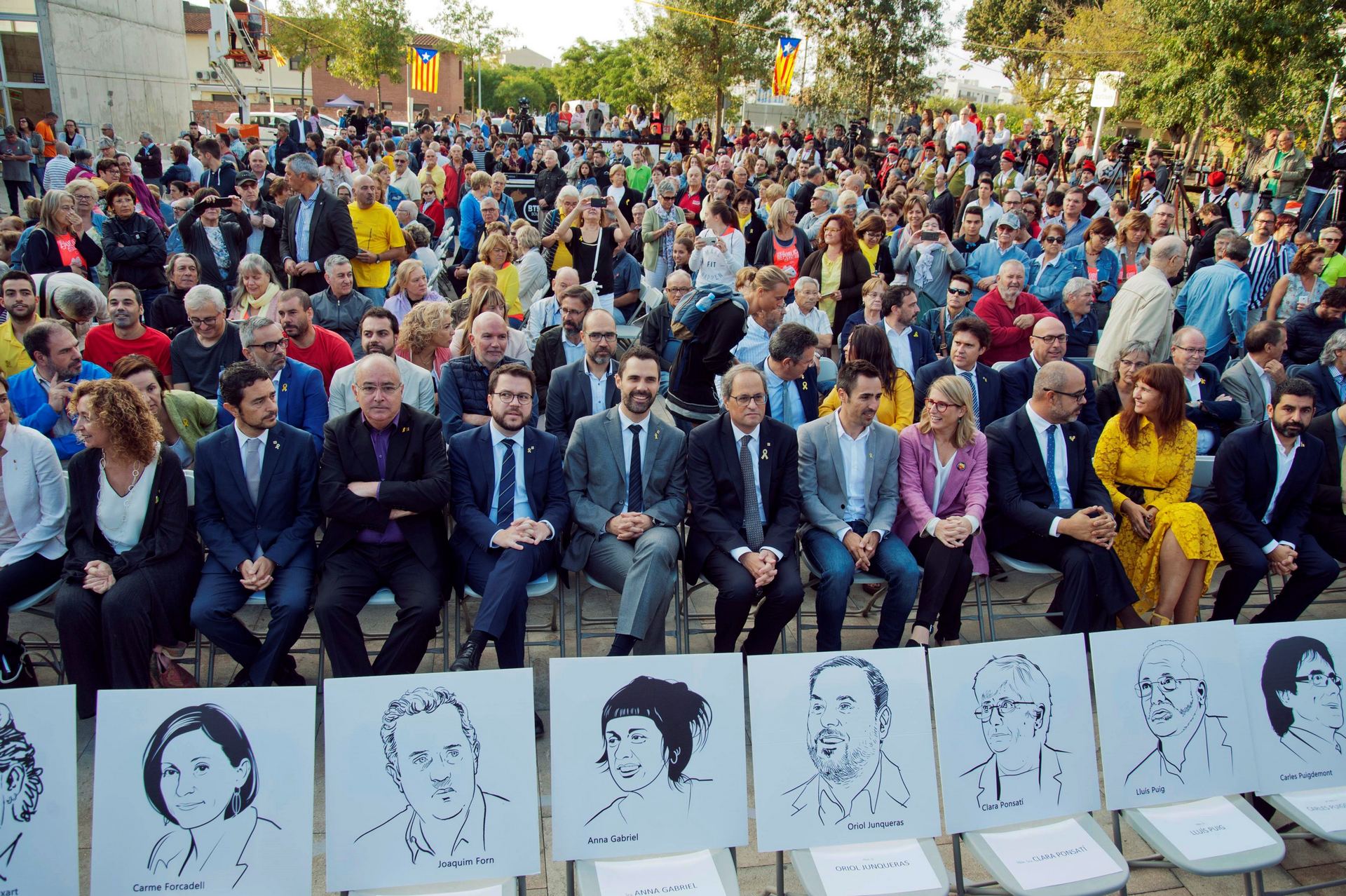 Quim Torra (c), sus consejeros y el presidente del Parlament, Roger Torrent (c-i), durante el homenaje a los votantes y organizadores del 1-O.