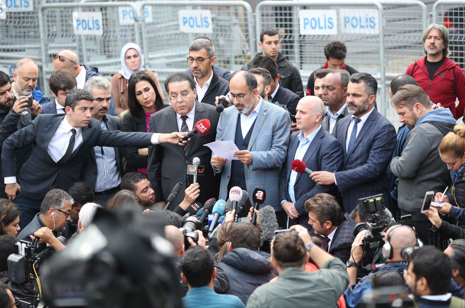 El ministro de Exteriores saudí asegura desconocer los detalles de la muerte del reportero de origen turco.