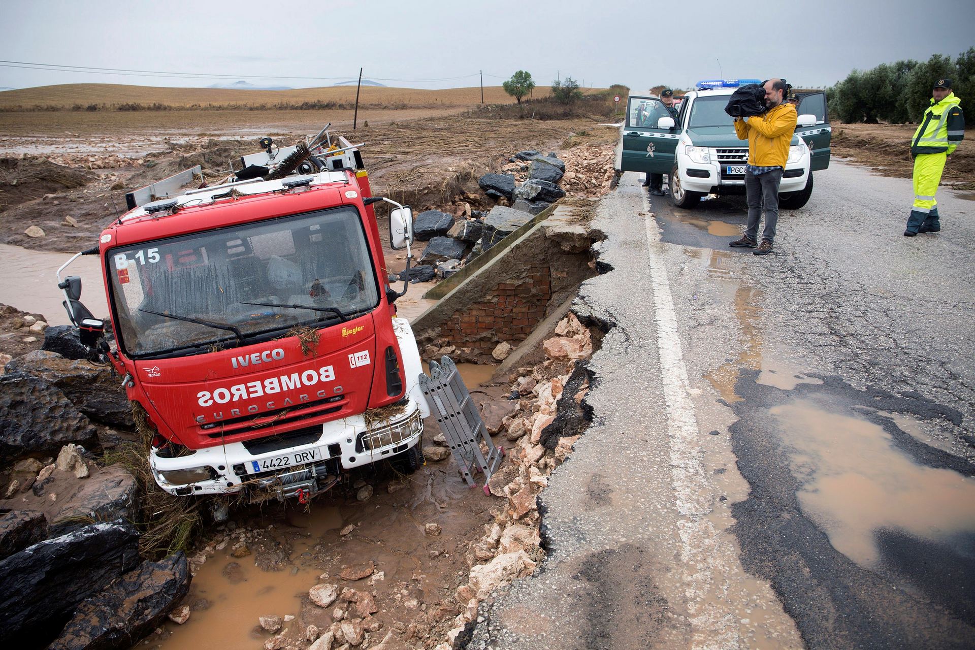 Camión en el que viajaba el bombero fallecido José Gil Gutiérrez, que desapareció participando en las labores de rescate.