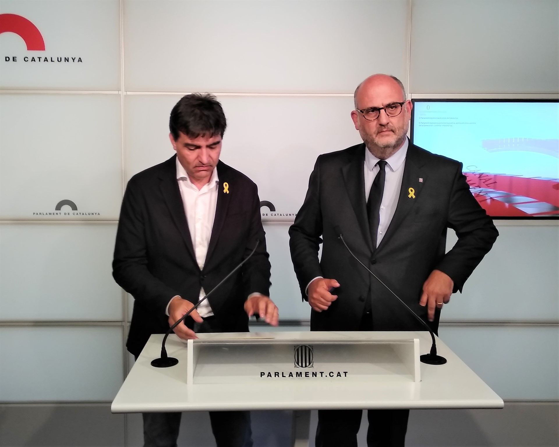 El líder de ERC en la Cámara, Sergi Sabrià junto al portavoz adjunto de JxCat en el Parlament, Eduard Pujol.
