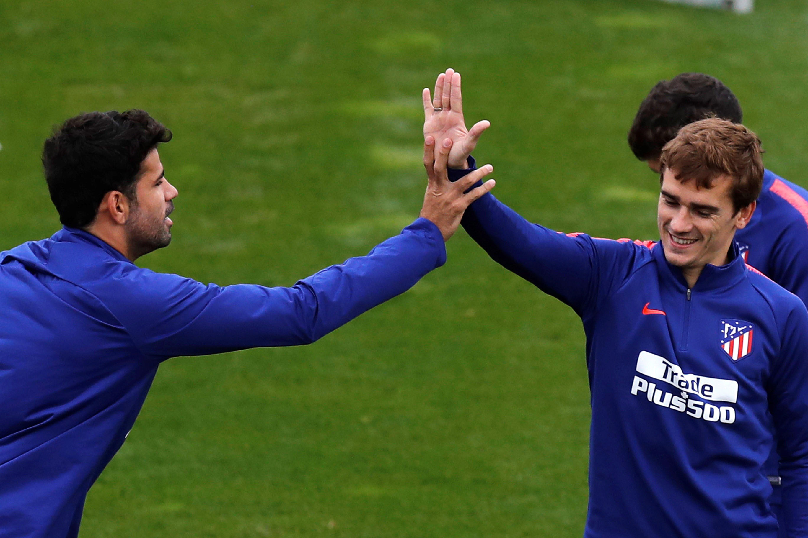 Villarreal-Atlético: Con Rodrigo, al asalto de La Cerámica 1 Griezmann choca la mano de Diego Costa, hoy baja.