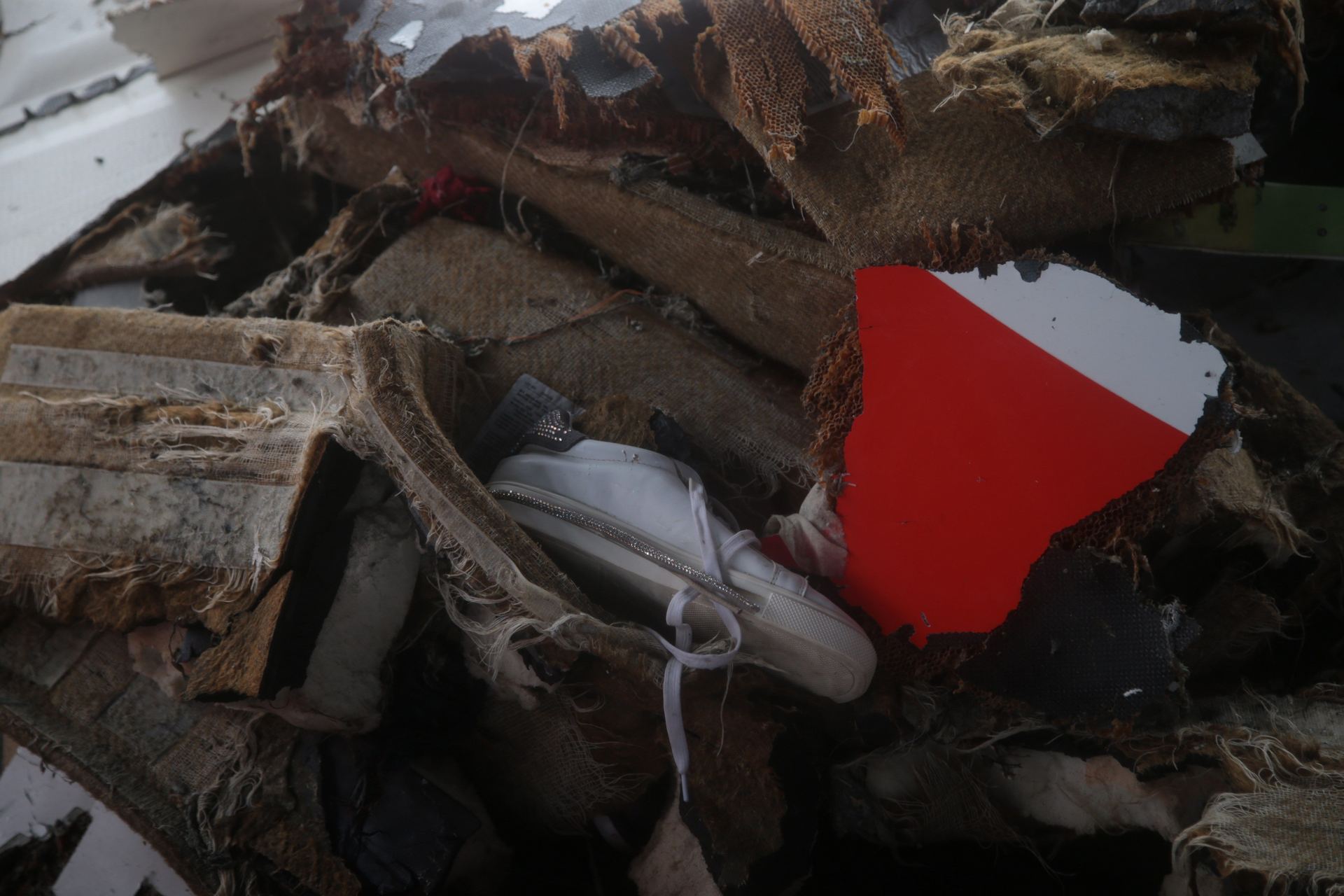 Restos del avión siniestrado recuperados por miembros de los servicios de rescate en el mar de Java cerca de Indonesia.