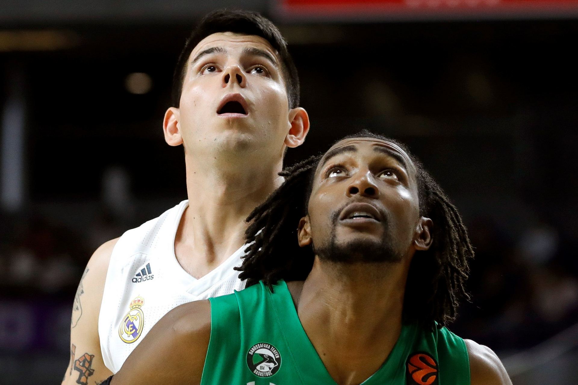 El base argentino del Real Madrid Gabriel Deck (i) y el jugador del Darussafaka Estambul Evans, durante un momento del partido de ayer en el WiZinc Center.