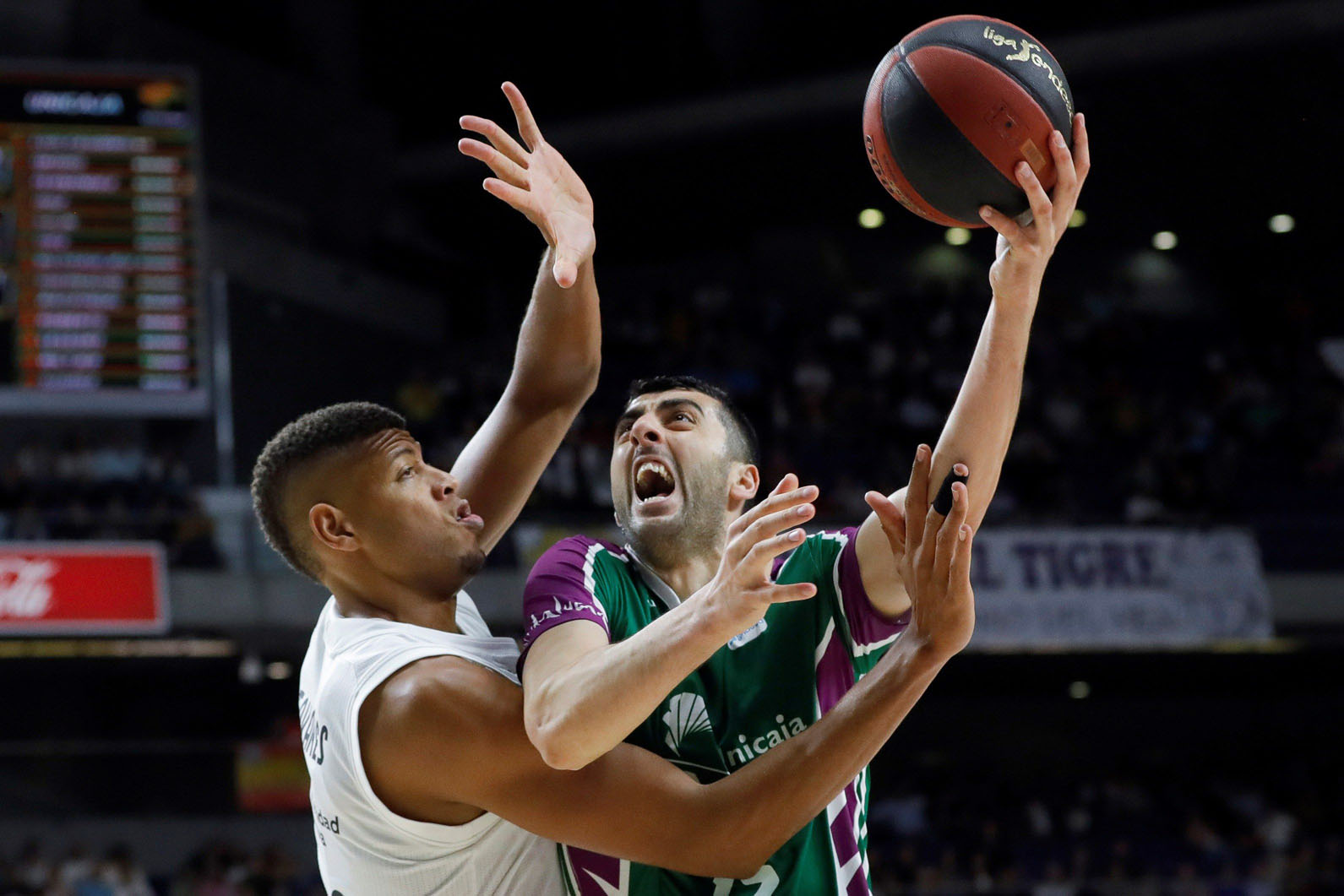 Tavares, el mejor del Real Madrid, intenta taponar a Shermadini.