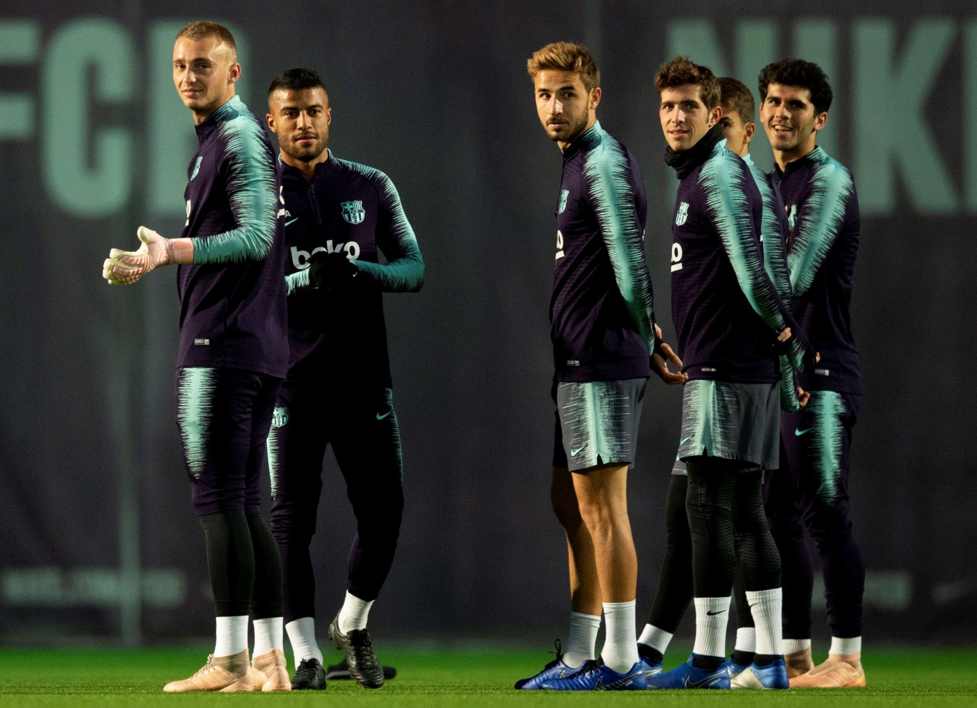 Los jugadores del FC Barcelona, Cillessen, Rafinha, Samper, Sergi Roberto y Carles Aleña, durante el entrenamiento.