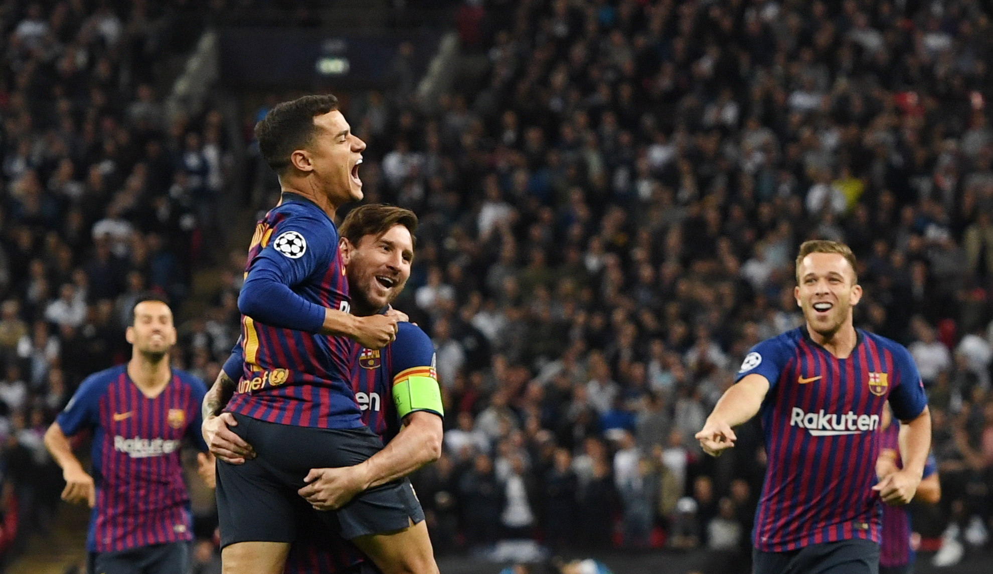Messi celebra con Coutinho el primer gol del partido ante el Tottenham.