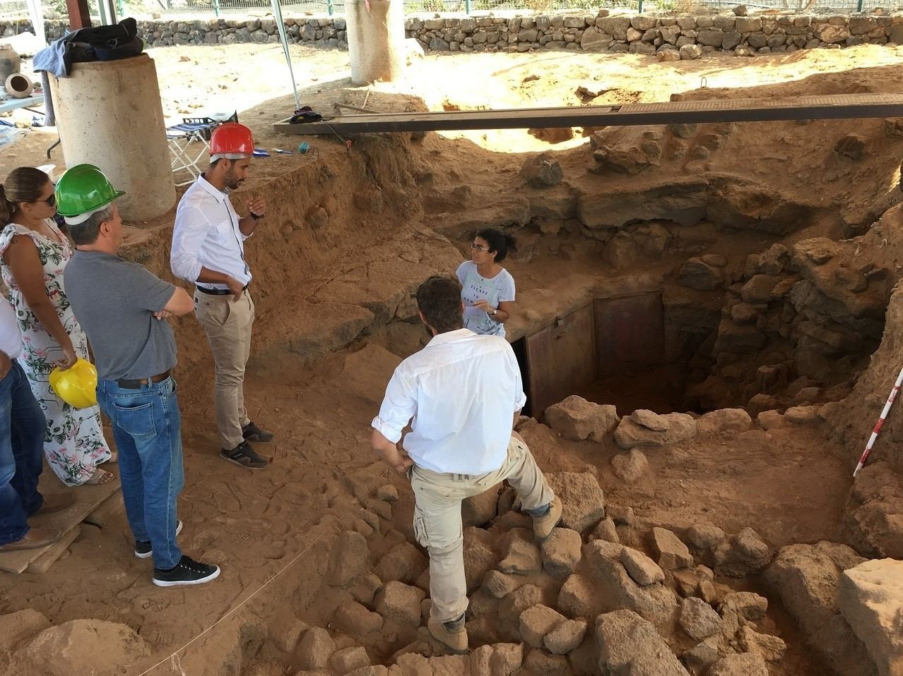 Afloran vestigios de un poblado aborigen en la Cueva de Villaverde 1 Imagen del yacimiento arqueológico de referencia a nivel de Canarias.