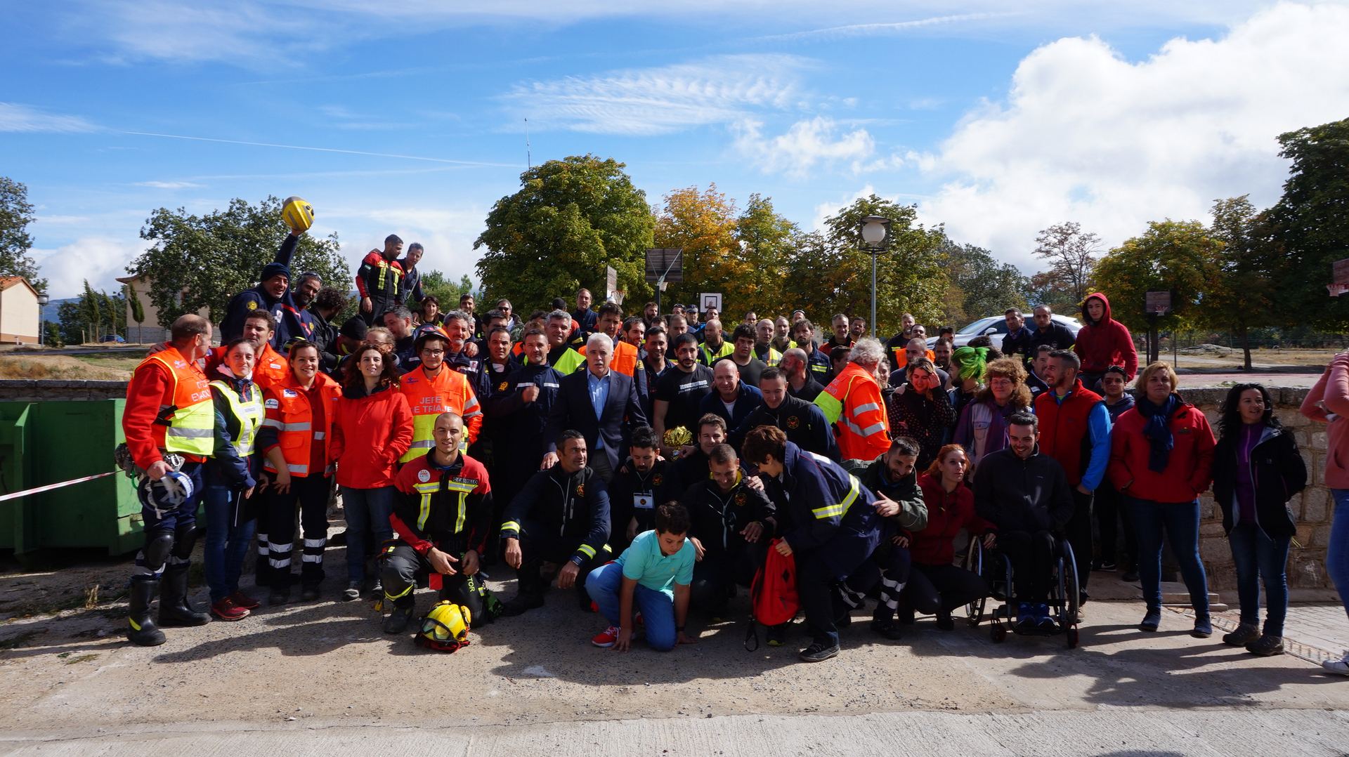 Unos 50 bomberos, voluntarios y sanitarios realizaron un simulacro de accidente múltiple en el Real Sitio./