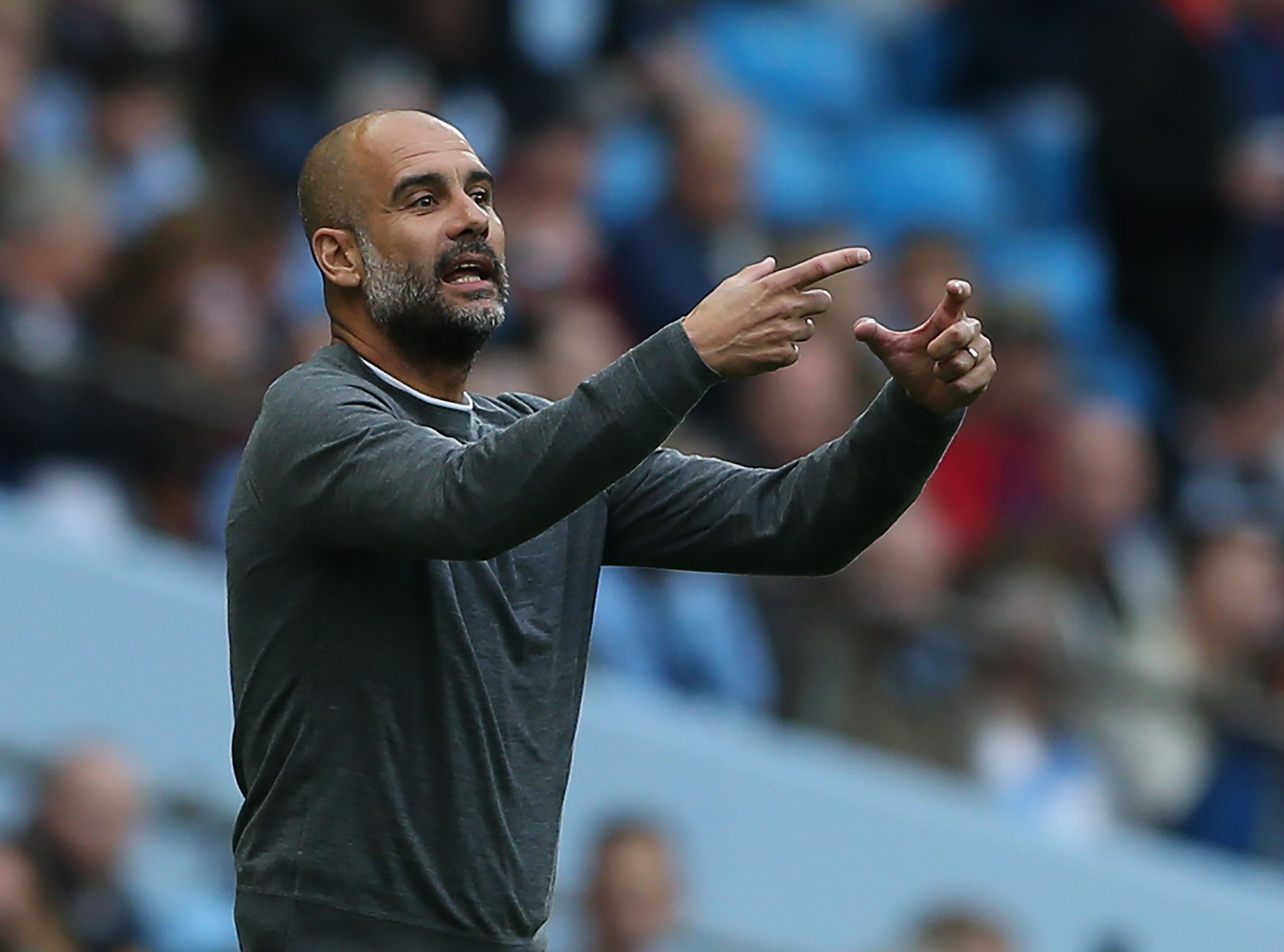 Guardiola da instrucciones durante un partido del Manchester City.