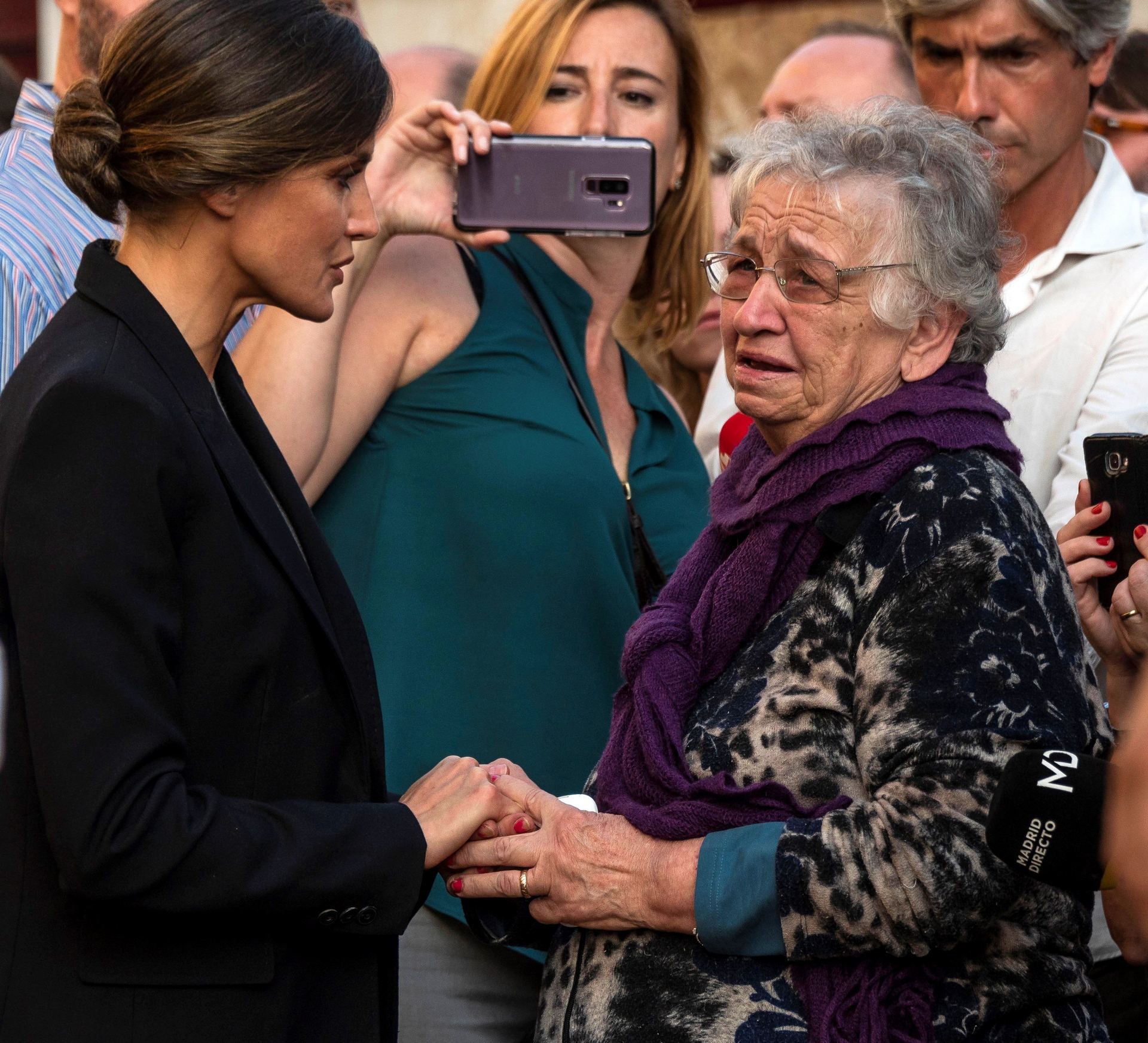La Reina Letizia viajó a Mallorca para ver de primera mano la catástrofe vivida tras las inundaciones y hablar con algunos de los vecinos afectados.