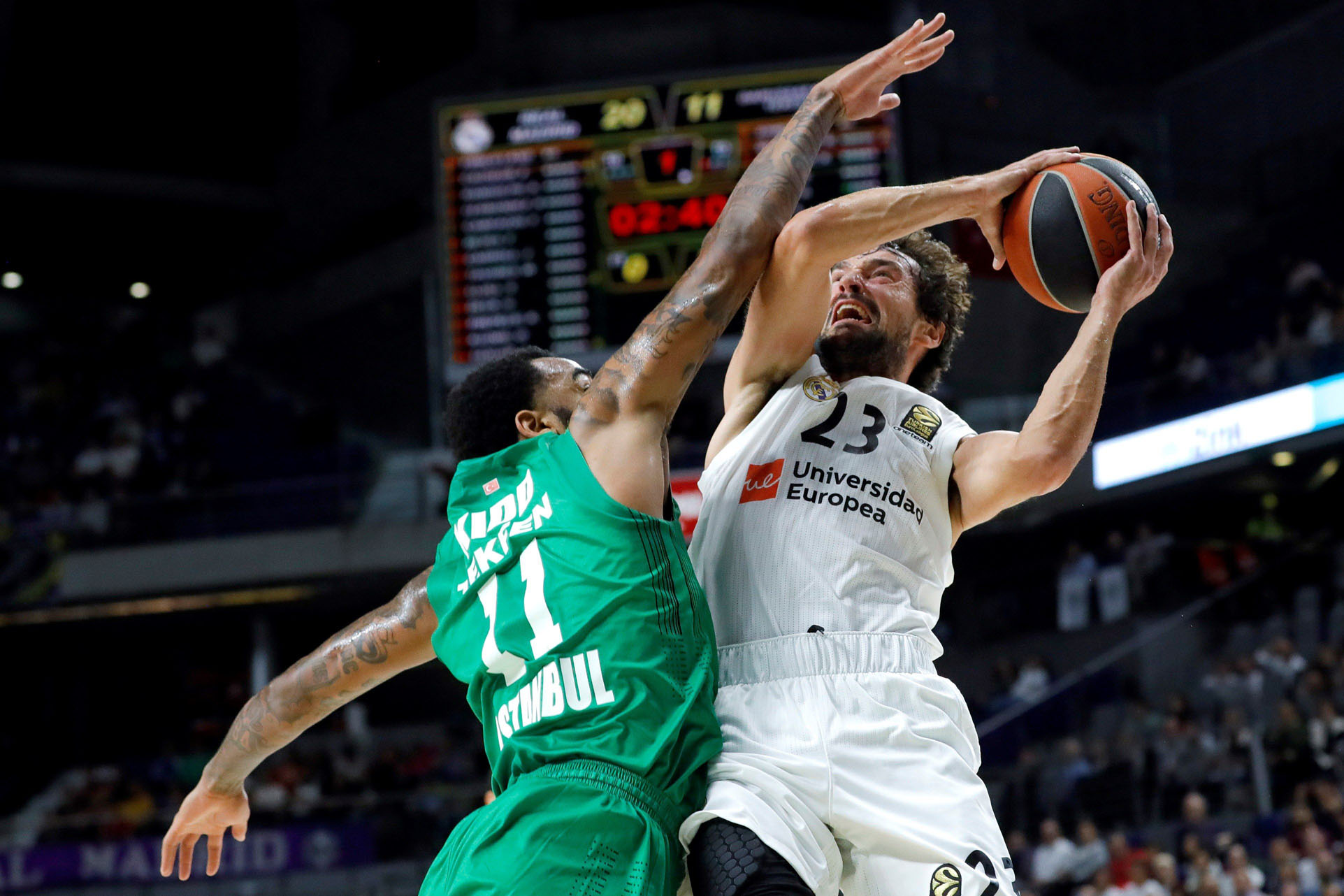 Llull entra a canasta en el partido de la primera jornada ante el Darussafaka.