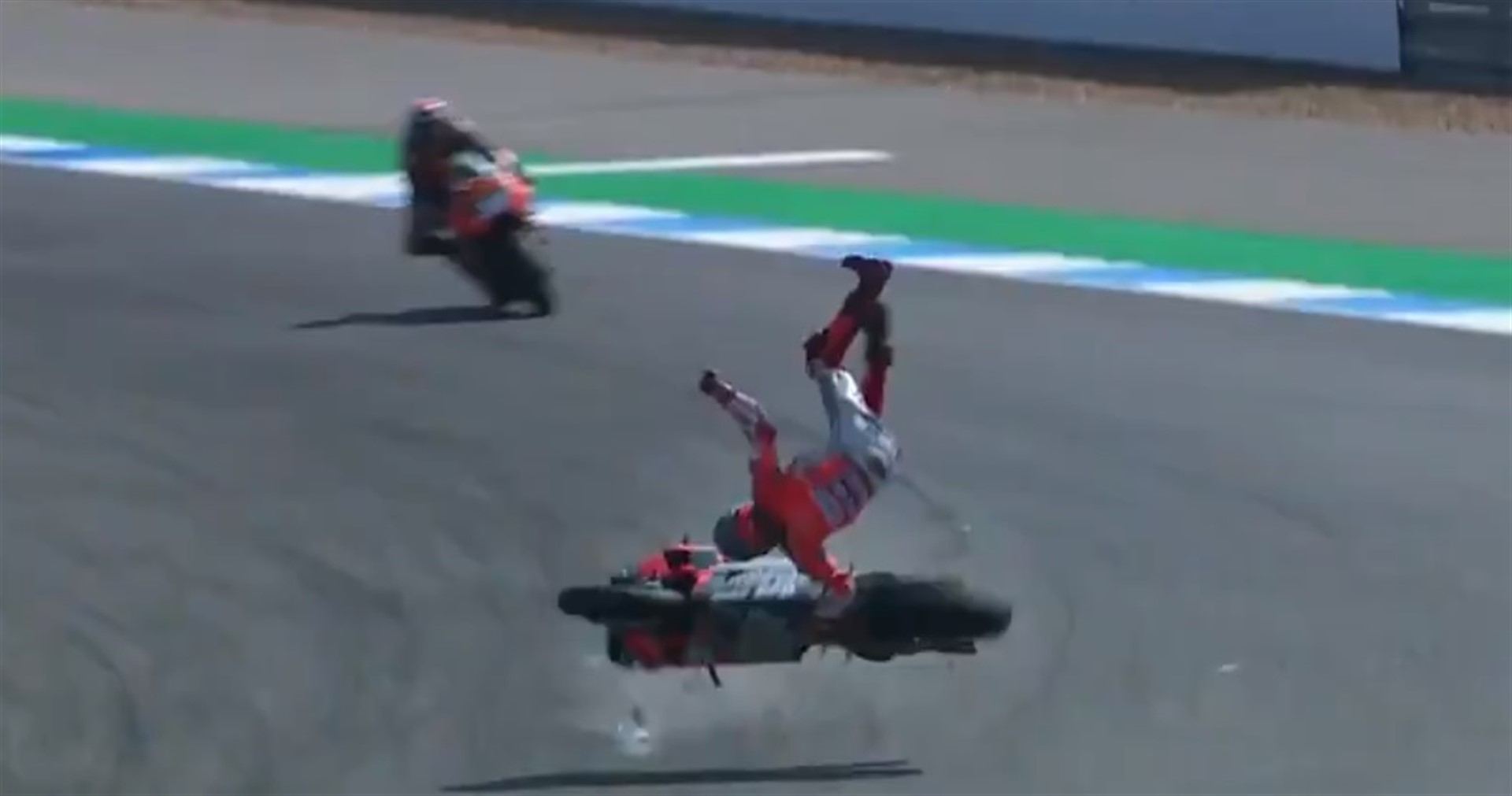 Jorge Lorenzo sale despedido tras salir disparado en la curva cuatro.