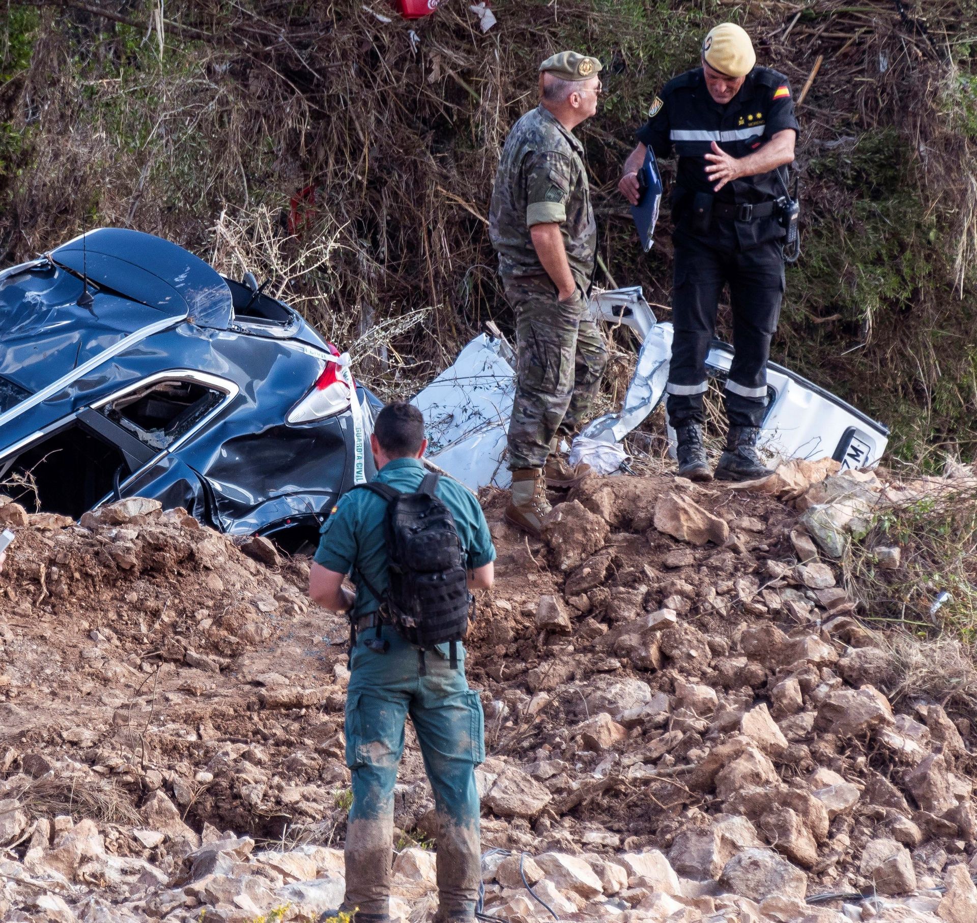 Especialistas de la Unidad Militar de Emergencias, la Guardia Civil y los Bomberos buscan al niño desaparecido.