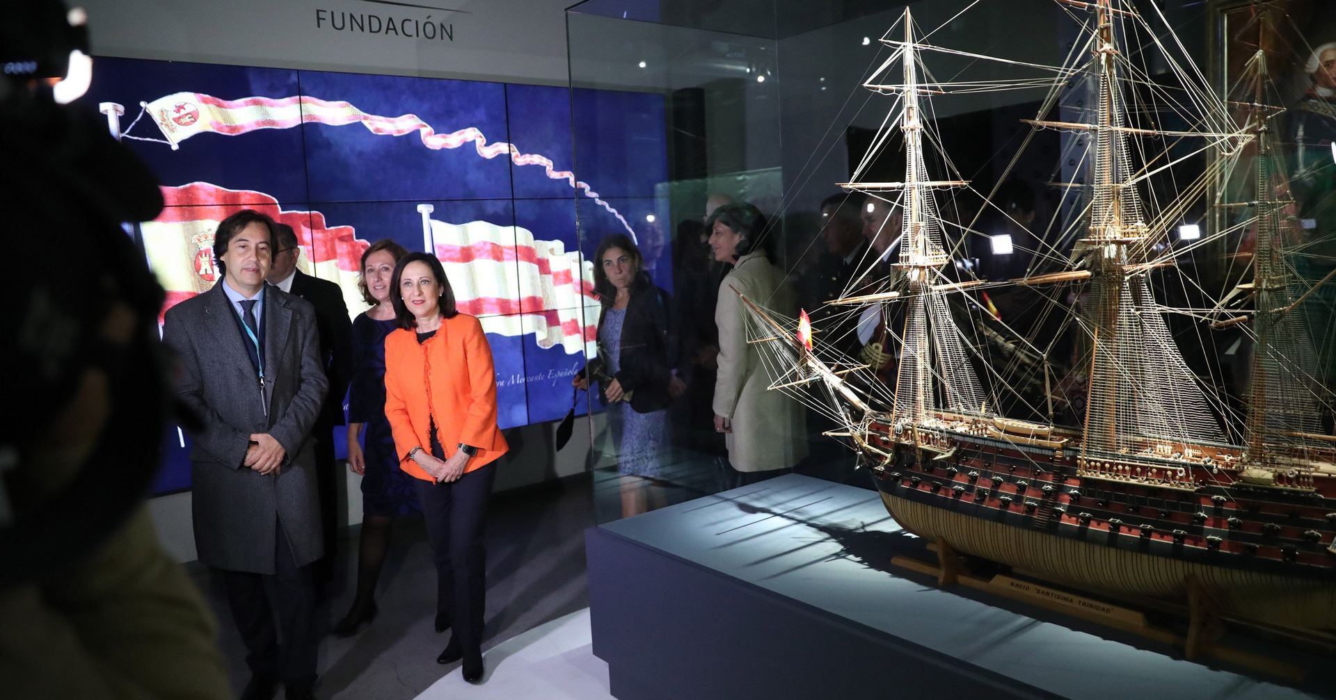 La ministra de Defensa, Margarita Robles, en la inauguración de la exposición ‘175 años de nuestra bandera’.