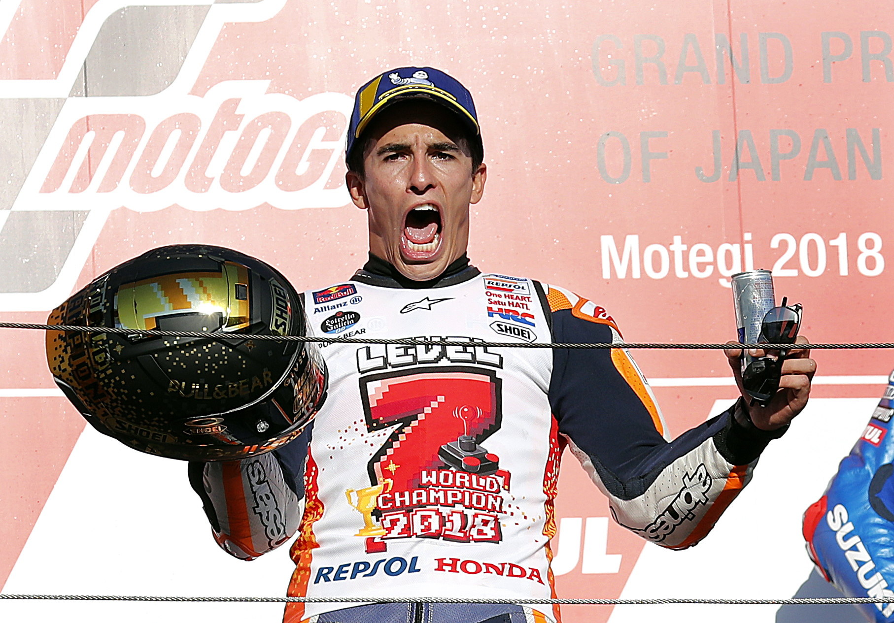 Marc Márquez, campeón de MotoGP por quinta vez 1 Marc Márquez celebra su séptimo título mundial en el podio de Motegi.