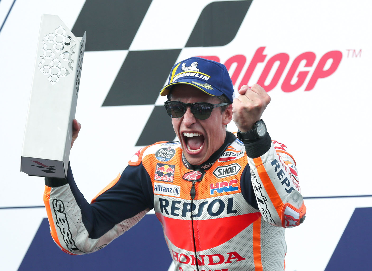 Márquez asesta un golpe final al título 1 Márquez celebra la victoria.