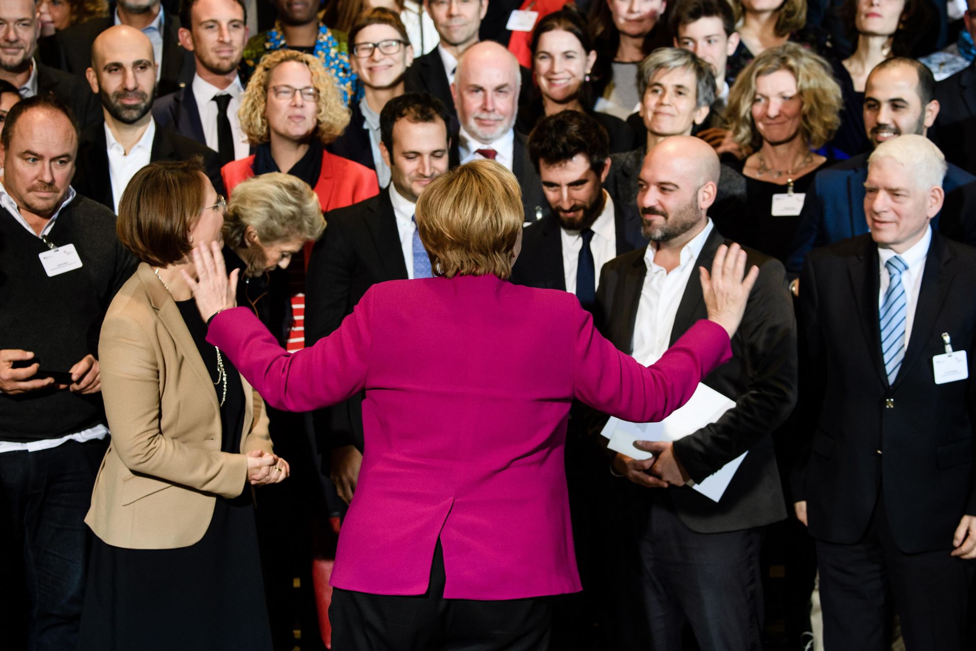 La canciller, Angela Merkel, saluda a los asistentes tras el discurso en el que dijo que no se presentaría a más comicios.
