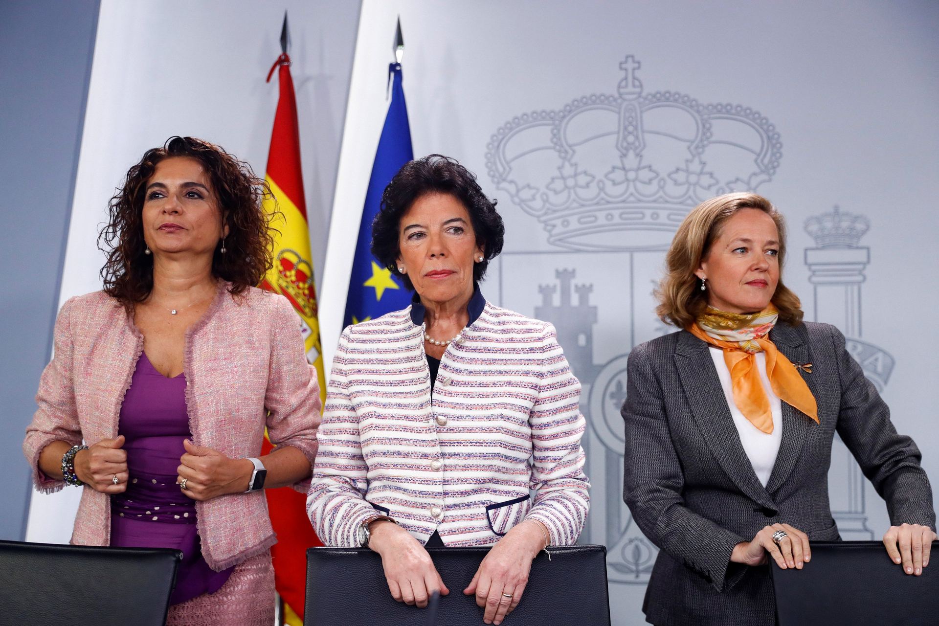 Las ministras de Hacienda María Jesús Montero (i), ministra de Educación y portavoz del Ejecutivo Isabel Celaá (c), y de Economía Nadia Calviño.