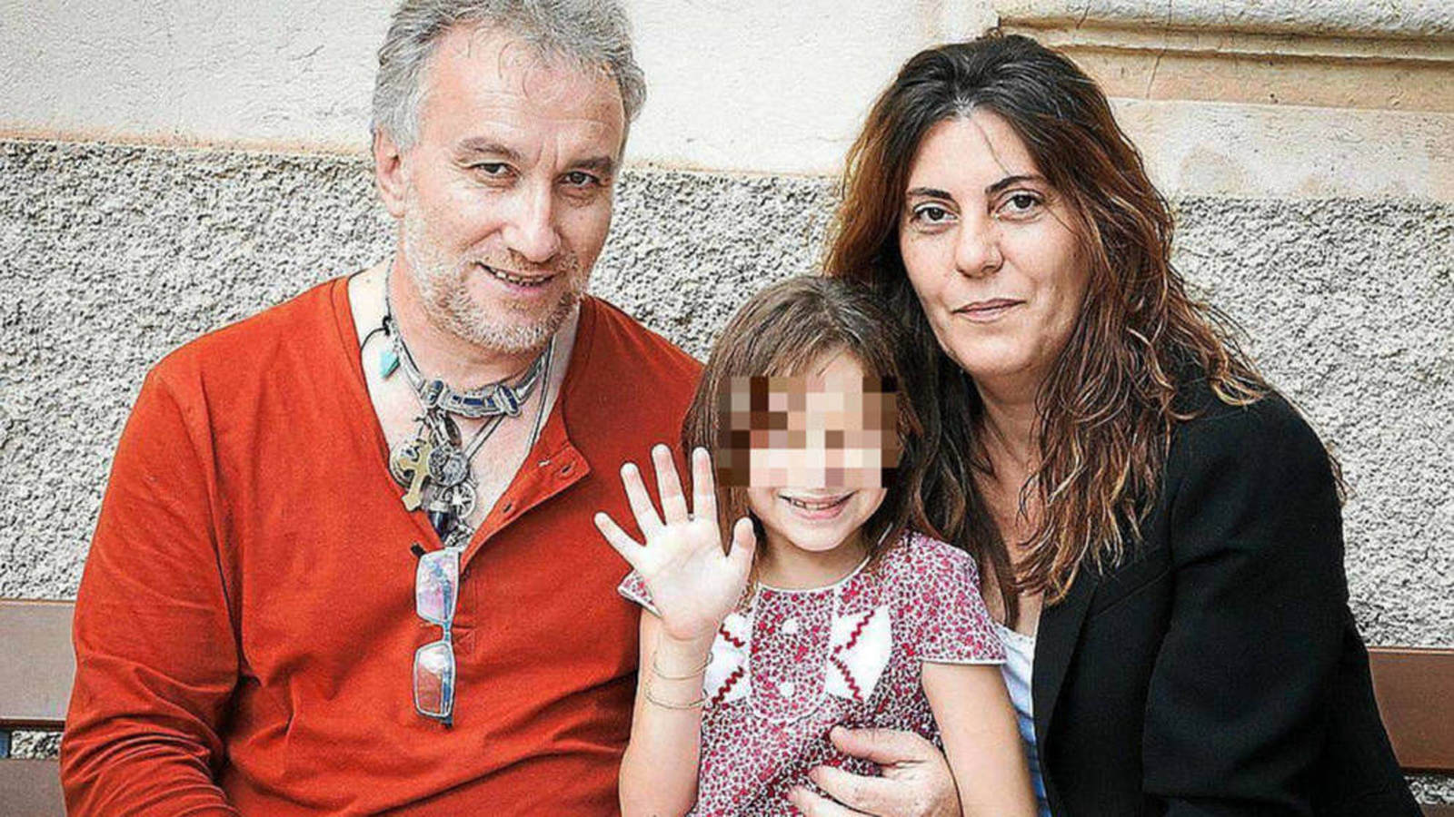 La pequeña Nadia Nerea, junto a sus padres Fernando Blanco y Margarita Grau, imputados en el caso.