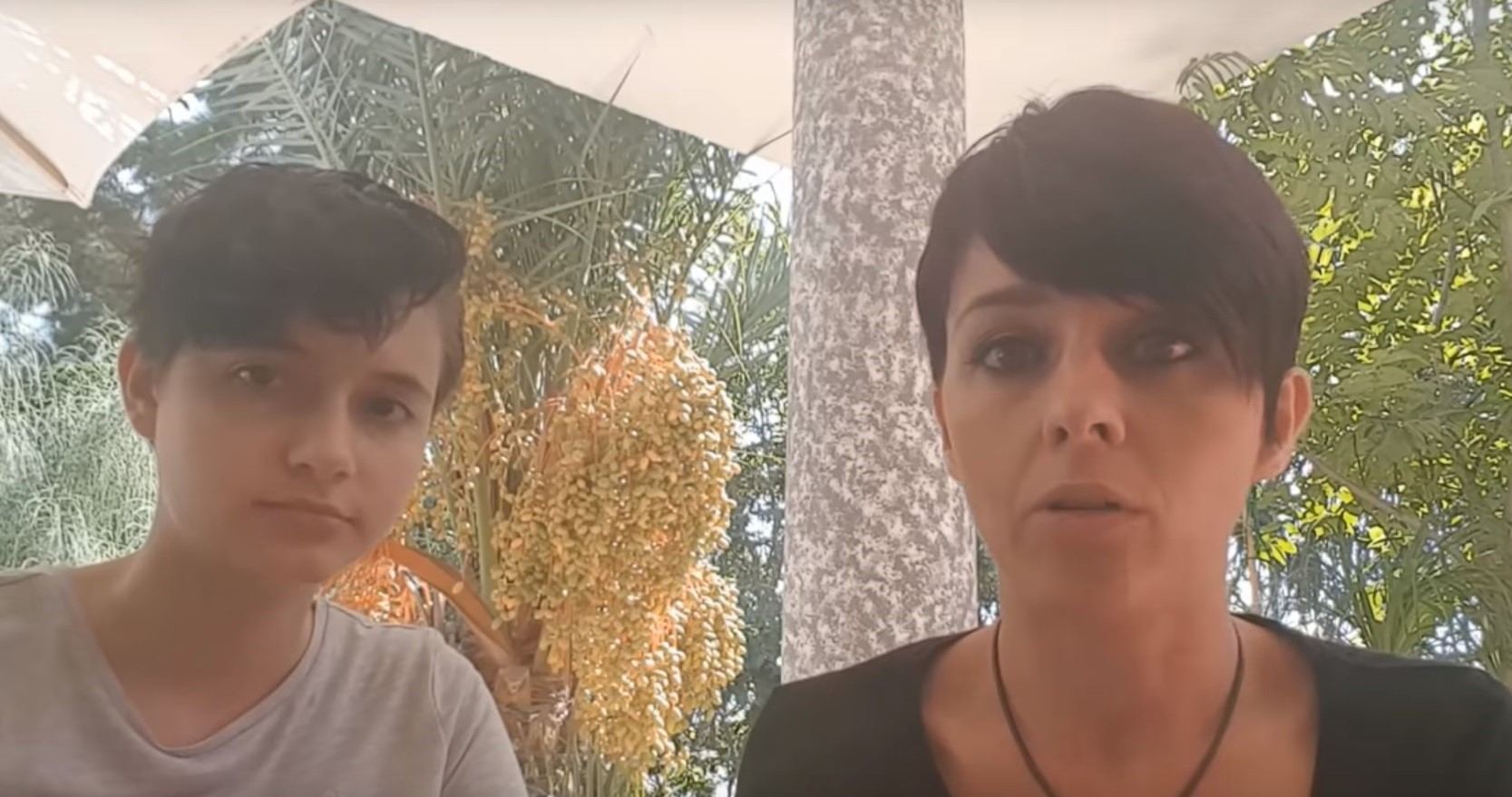 Patricia Aguilar (i), la joven rescatada de la secta en Perú, junto a su prima y portavoz de la familia, Noelia Bru. / e.p.