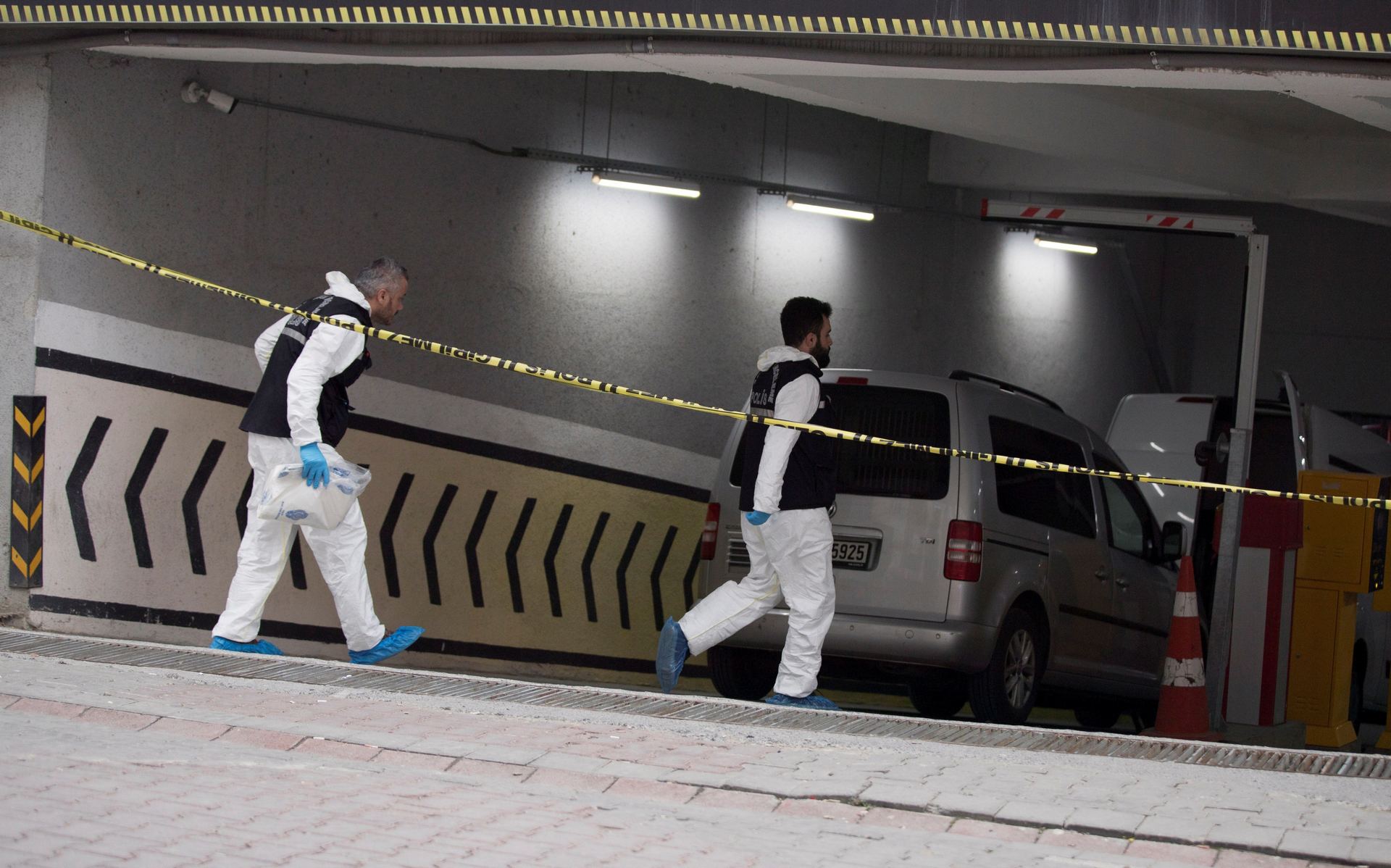 Agentes de la Policía forense registran un vehículo en el Consulado saudí en Estambul, Turquía.