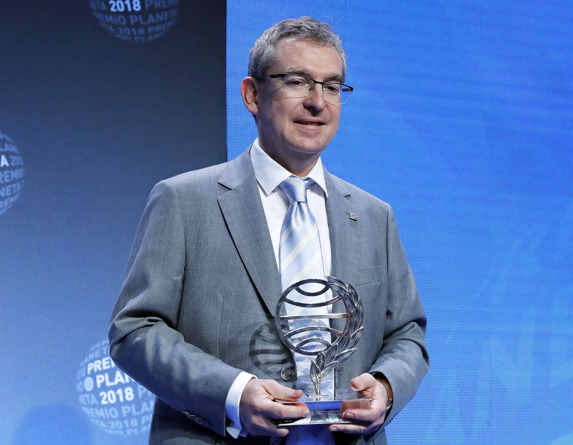 El escritor valenciano Santiago Posteguillo posa con el galardón mejor dotado de las letras españolas.