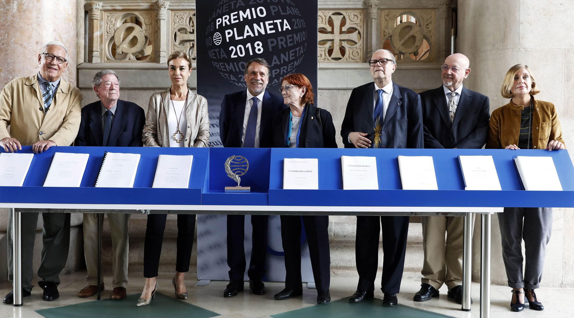 El presidente de la editorial Planeta, José Creuheras (4i) junto al resto del jurado con los manuscritos de los diez finalistas.