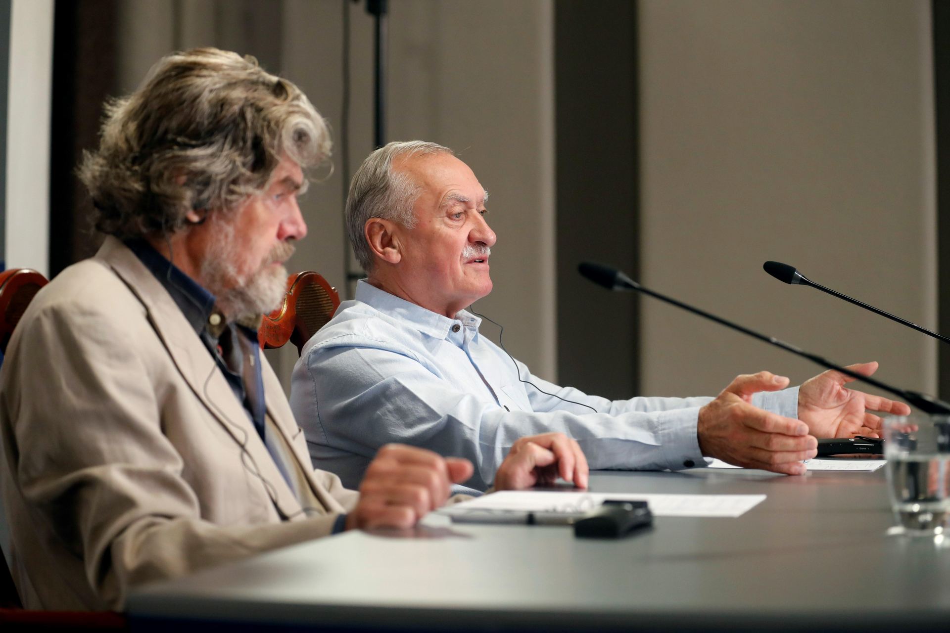 Los alpinistas Reinhold Messner (i) y Krzystof Wielicki durante la rueda de prensa ofrecida en Oviedo.