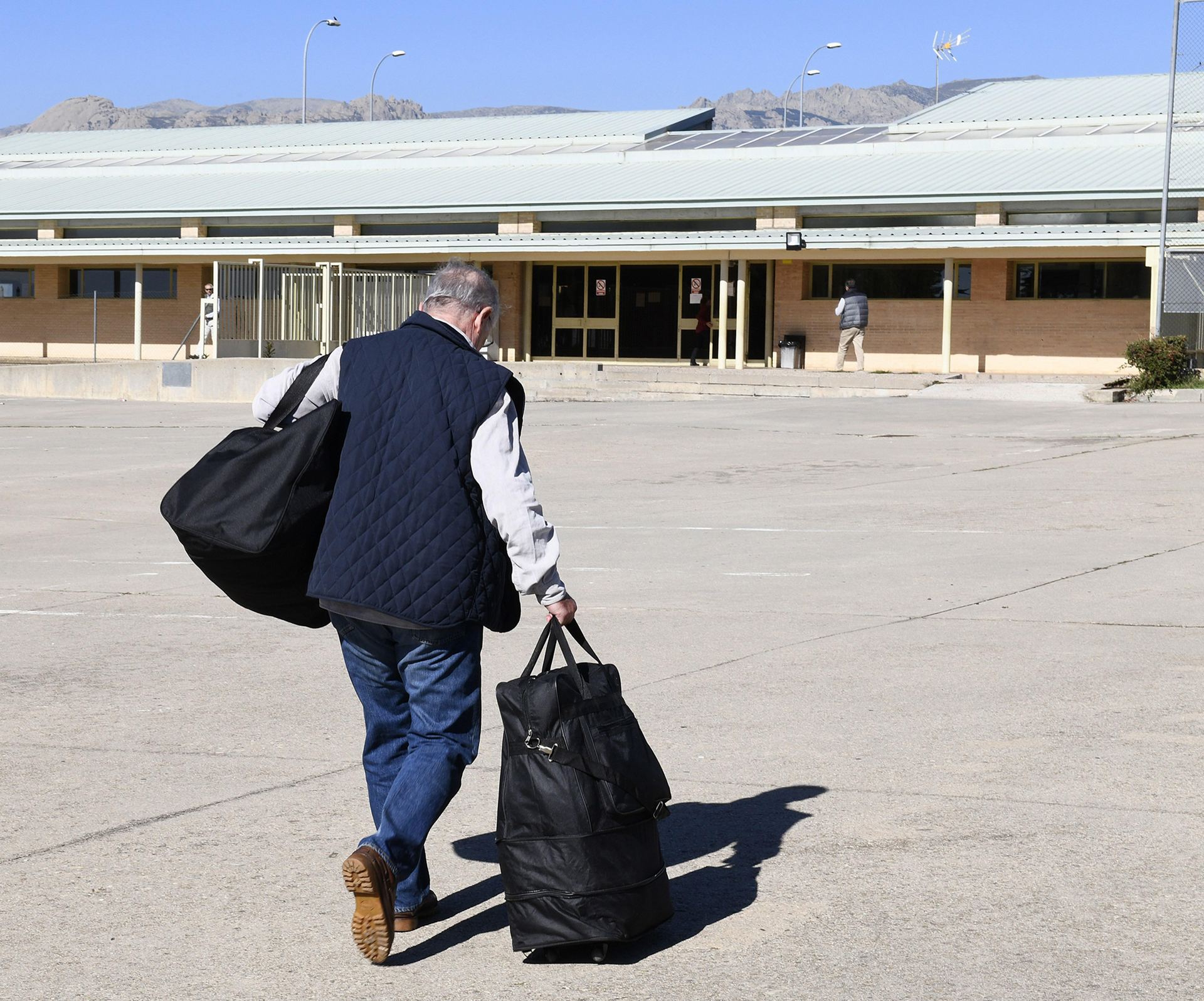 El expresidente de Bankia, exvicepresidente del Gobierno y exdirector del FMI, Rodrigo Rato, a su entrada en el penal madrileño de Soto del Real.
