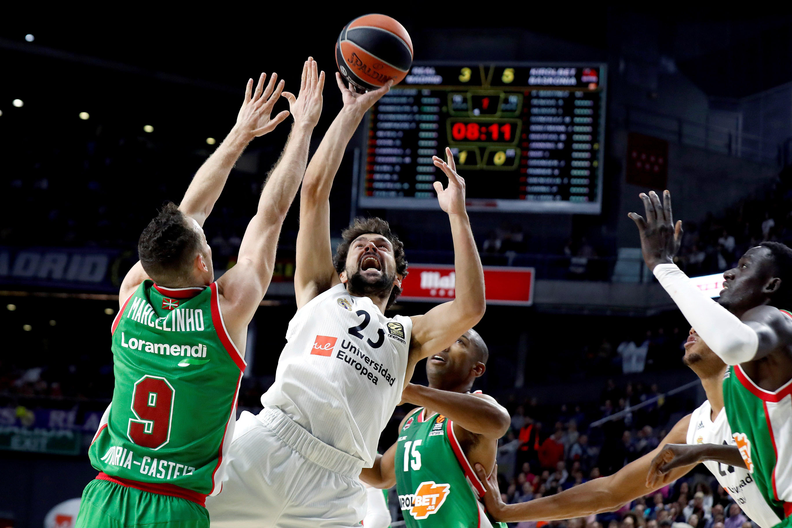 Llull intenta anotar en el partido ante el Baskonia.
