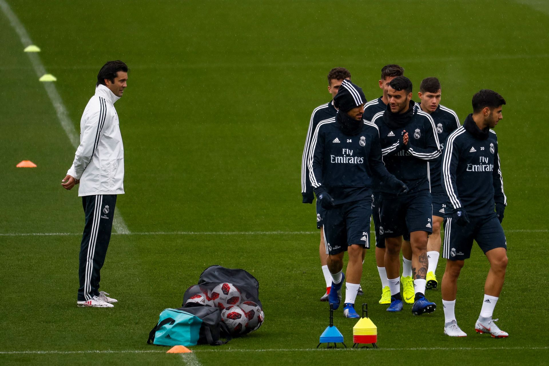 Solari se estrena en el fortín de Melilla 1 Los jugadores del Real Madrid entrenan por primera vez bajo las órdenes de Santiago Solari.