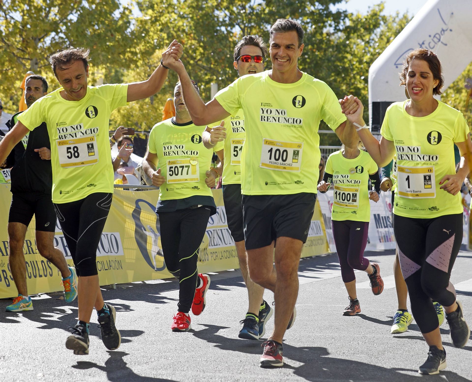 El presidente del Gobierno, Pedro Sánchez (c), durante su participación en la carrera ‘Yo no renuncio’.