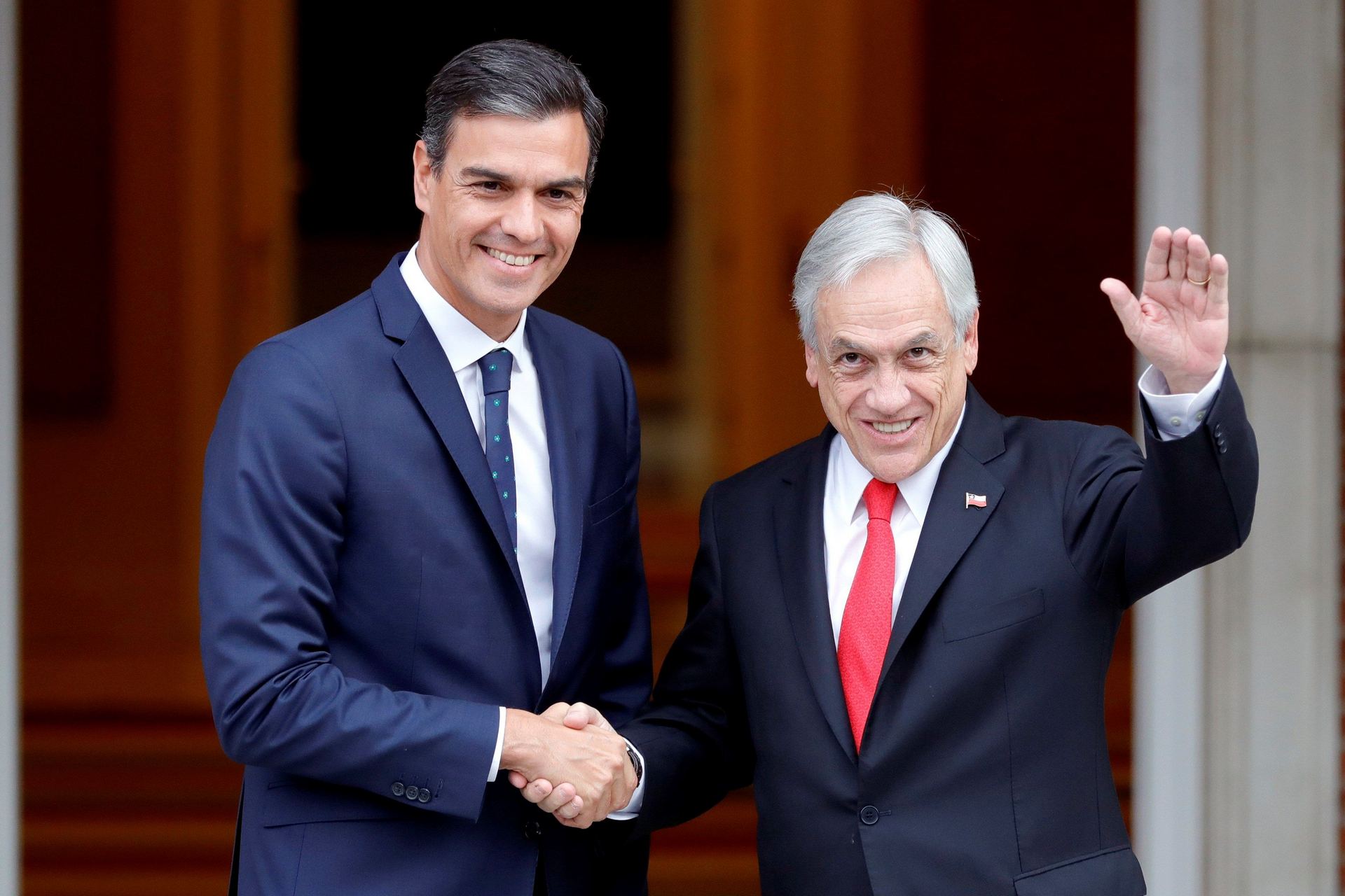 El presidente del Gobierno español, Pedro Sánchez (i), saluda al presidente de Chile, Sebastián Piñera.