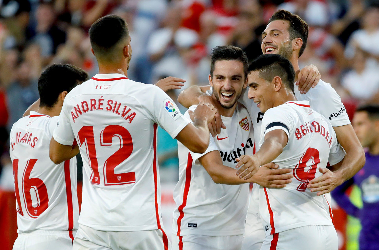 Ben Yedder celebra con sus compañeros el segundo gol del Sevilla.