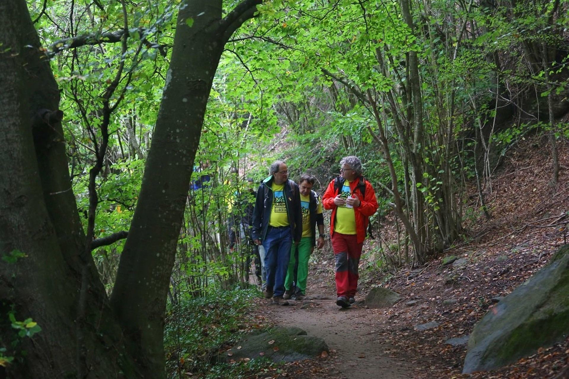 Quim Torra (i) durante la ascensión al Puigsacalm.