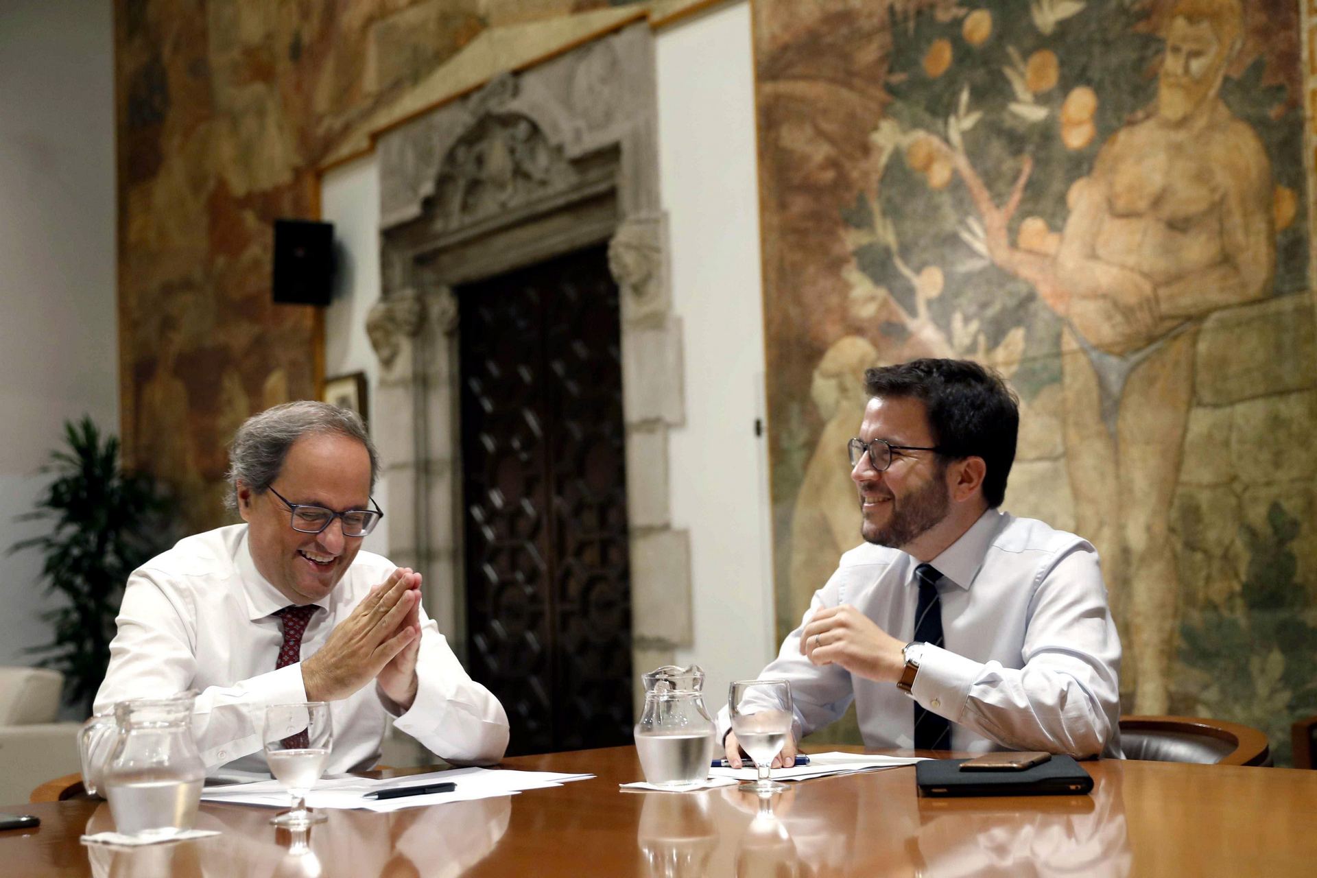 El presidente de la Generalitat de Cataluña, Quim Torra (i), junto al vicepresidente Pere Aragonès.