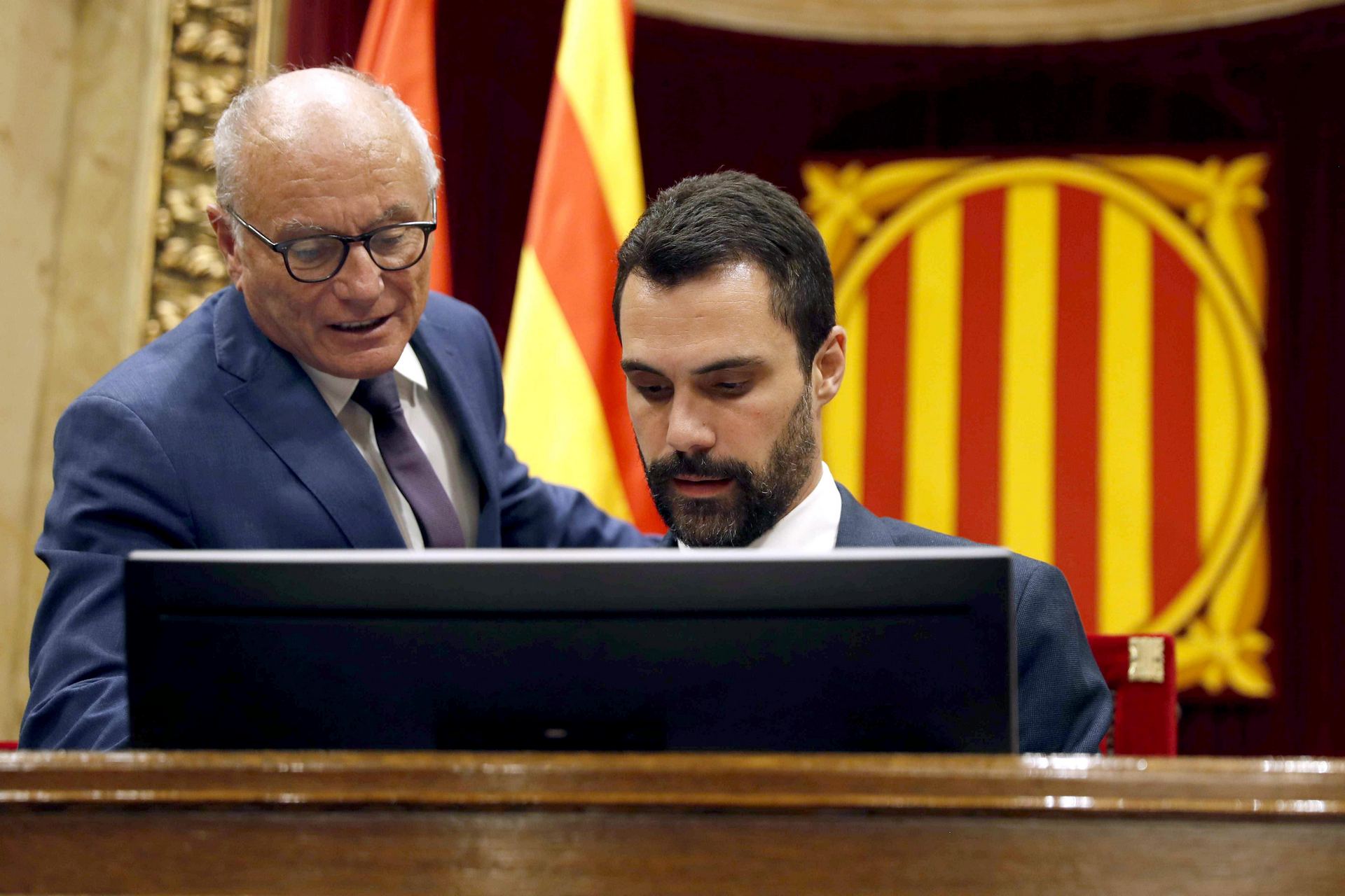 El presidente del Parlamento catalán, Roger Torrent (d), durante una sesión en la Cámara autonómica. / efe