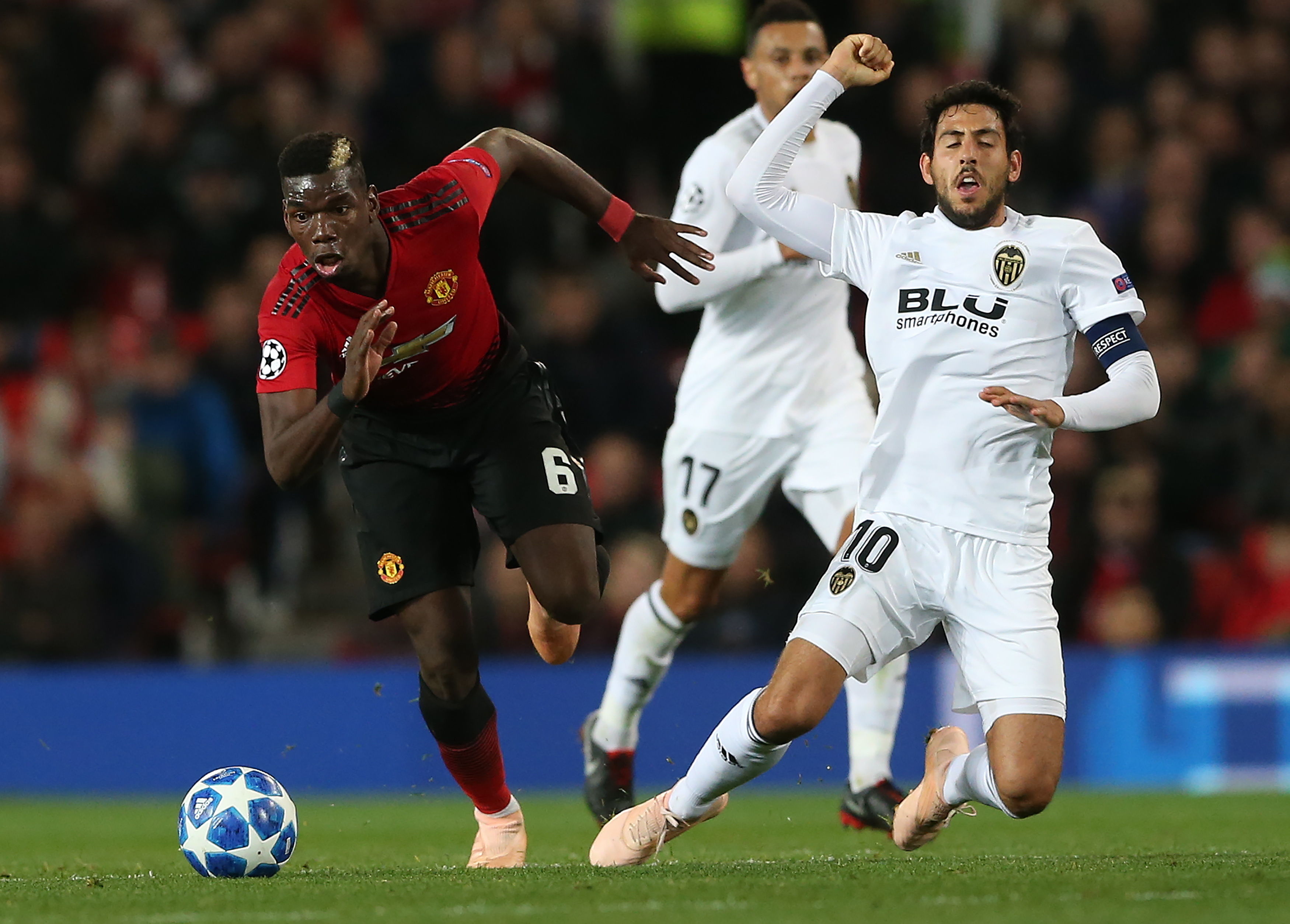 Pogba supera la presión de Parejo.