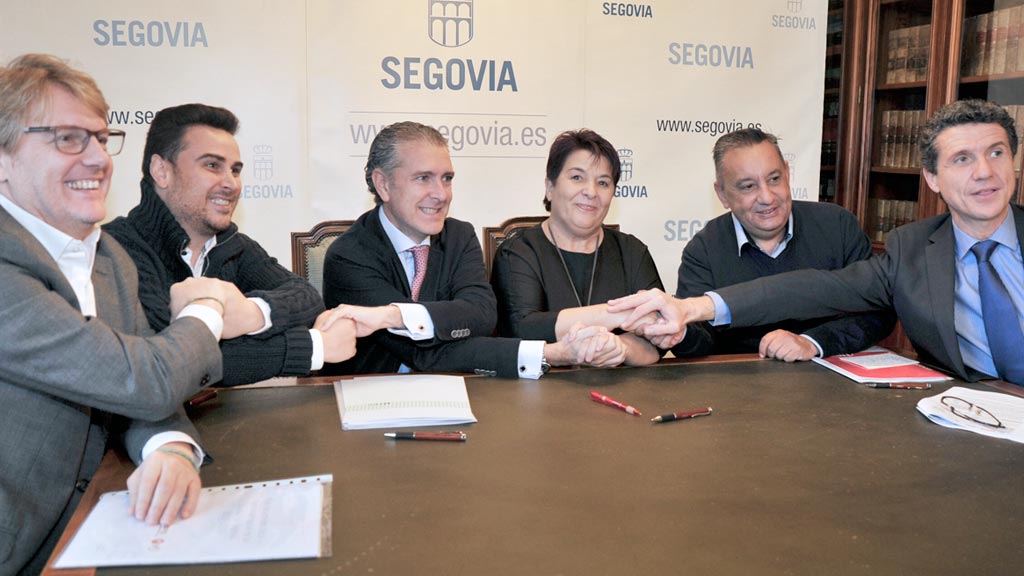 01kama_Ayuntamiento-Firma-Plan-Empleo-Local-FES-CCOO-UGT_KAM3830