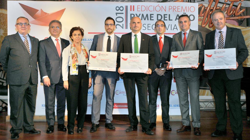 Los galardonados junto con los representantes de las instituciones organizadoras del evento.