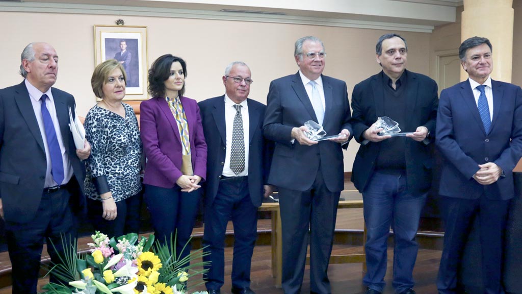 Los dos premiados, junto a los responsables del premio que convoca la Diputación de Segovia. / el adelantado