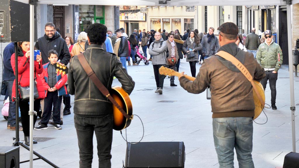 04-1kama_Ayuntamiento-Fomento-Comercio-Local-Concierto-Toca2-Taller-Abalorios_KAM7366