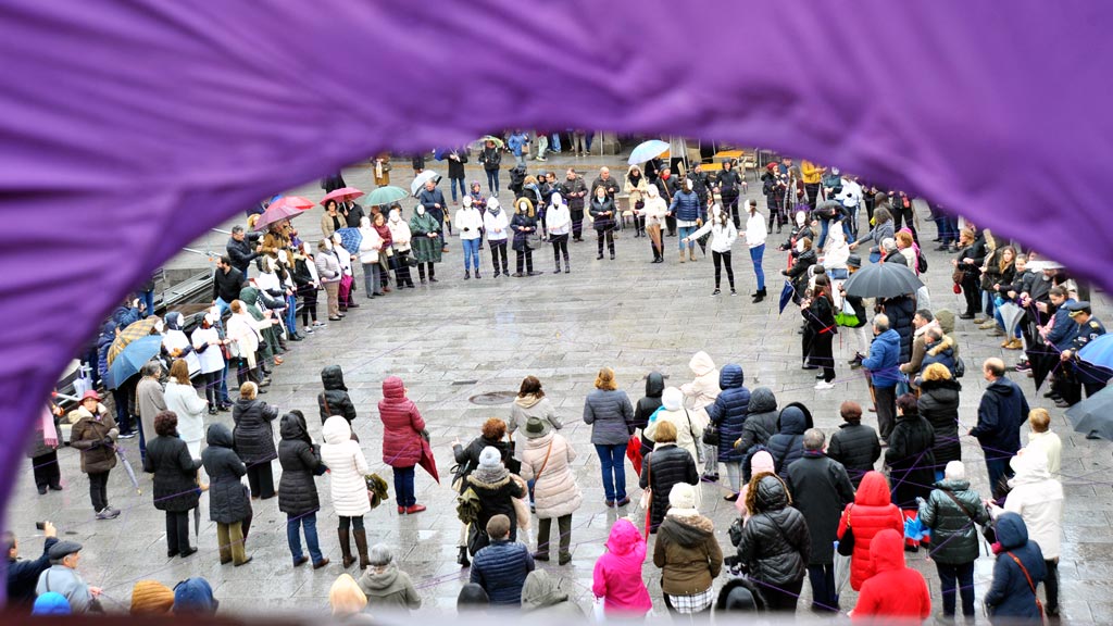 El acto central de la concentración con motivo del Día Internacional contra la violencia hacia las mujeres fue la actividad simbólica de ‘tejer redes’ contra los malos tratos.